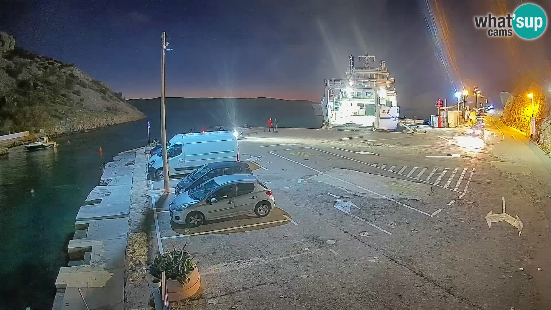 Spletna kamera trajektno pristanišče Prizna – proti otoku Pag