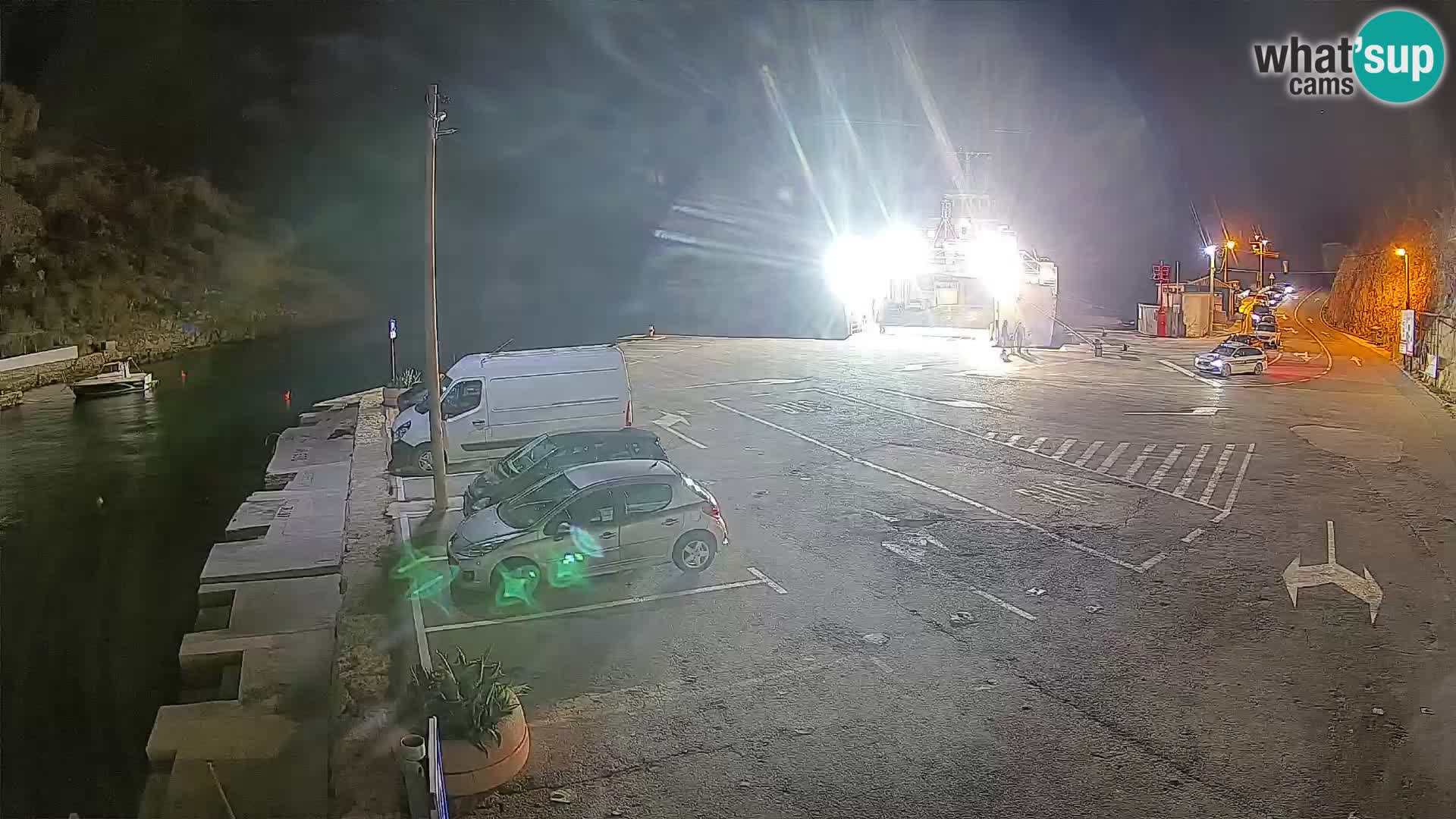 Spletna kamera trajektno pristanišče Prizna – proti otoku Pag