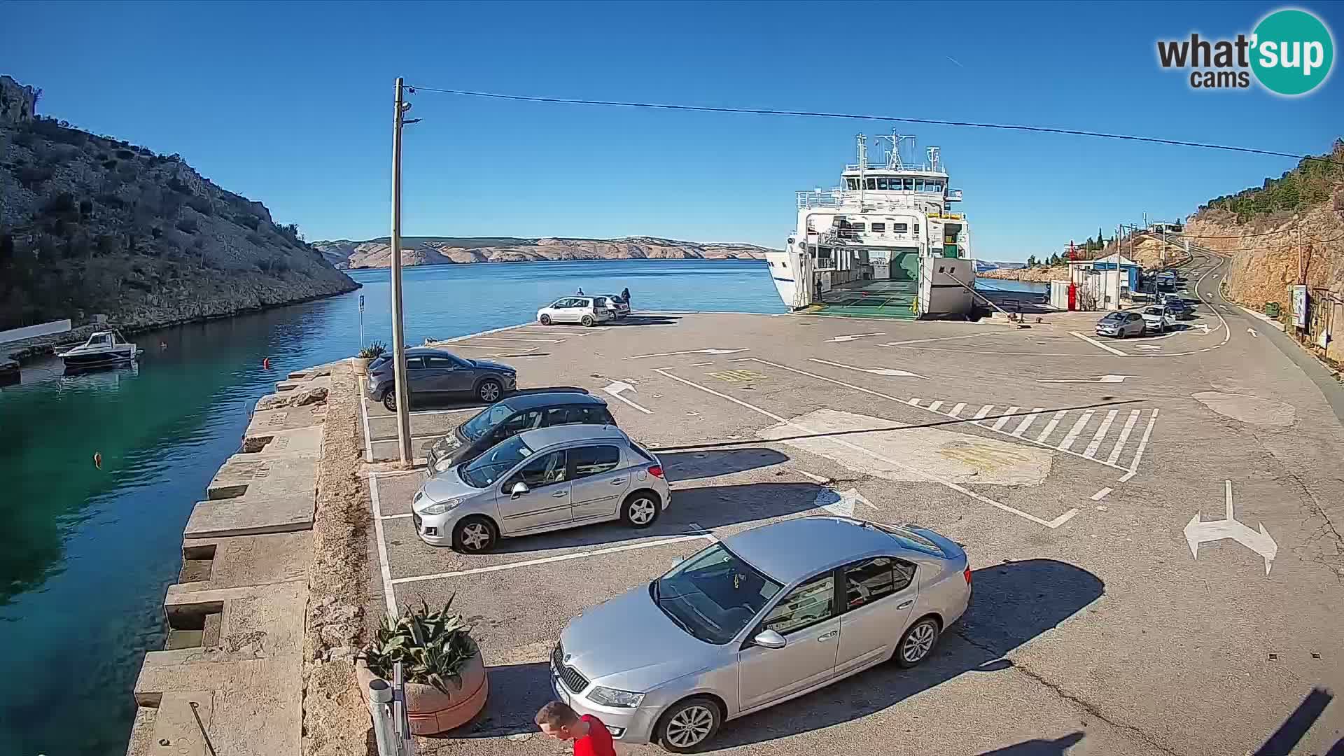 Spletna kamera trajektno pristanišče Prizna – proti otoku Pag