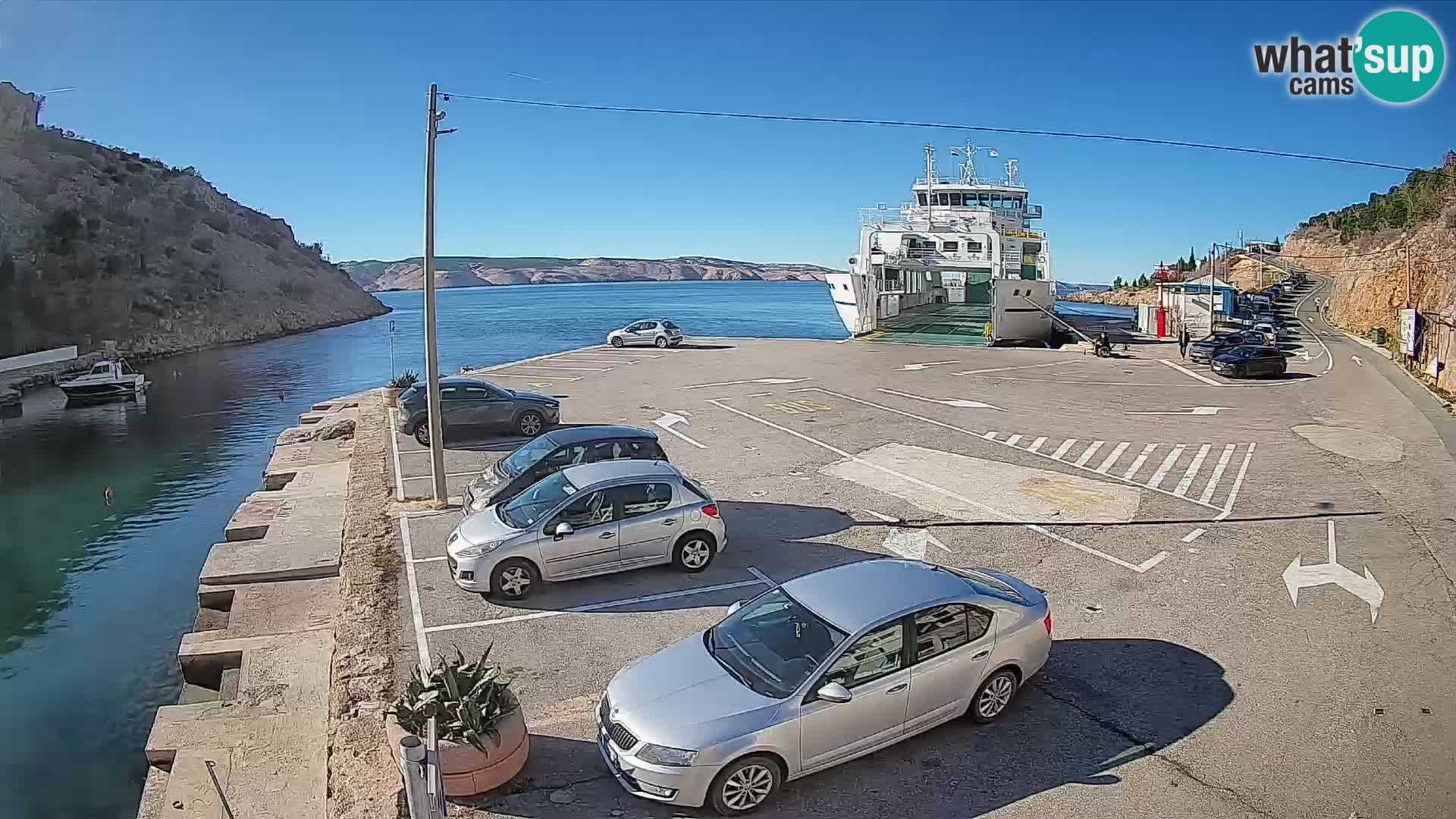 Spletna kamera trajektno pristanišče Prizna – proti otoku Pag