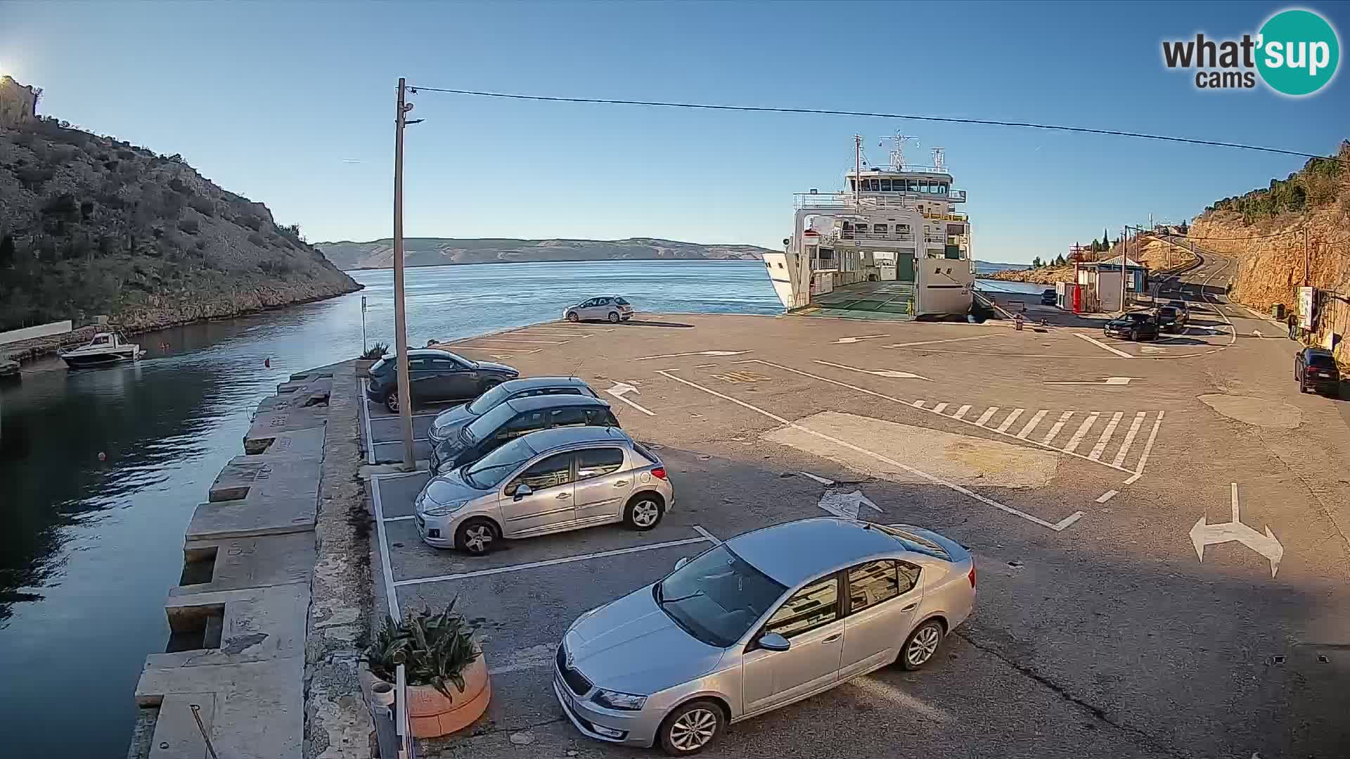 Spletna kamera trajektno pristanišče Prizna – proti otoku Pag