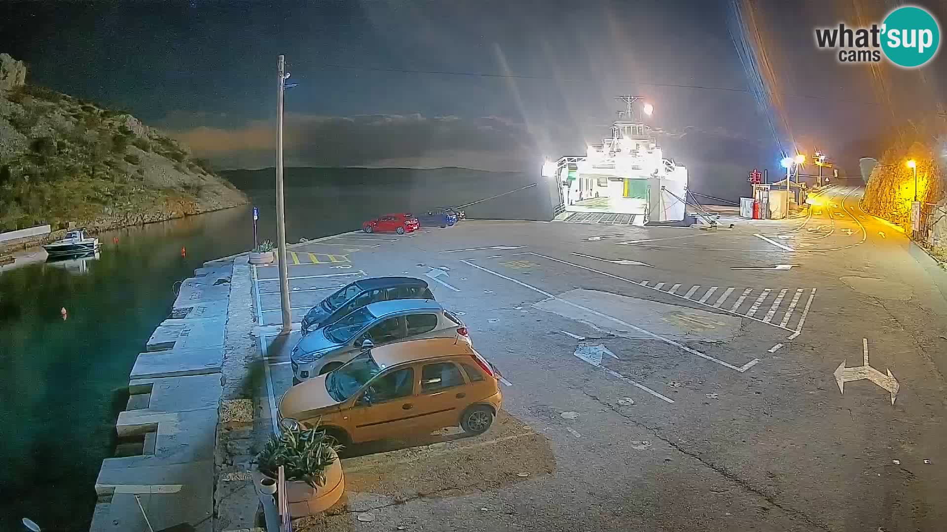 Spletna kamera trajektno pristanišče Prizna – proti otoku Pag