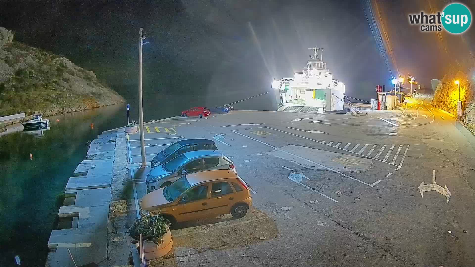 Spletna kamera trajektno pristanišče Prizna – proti otoku Pag