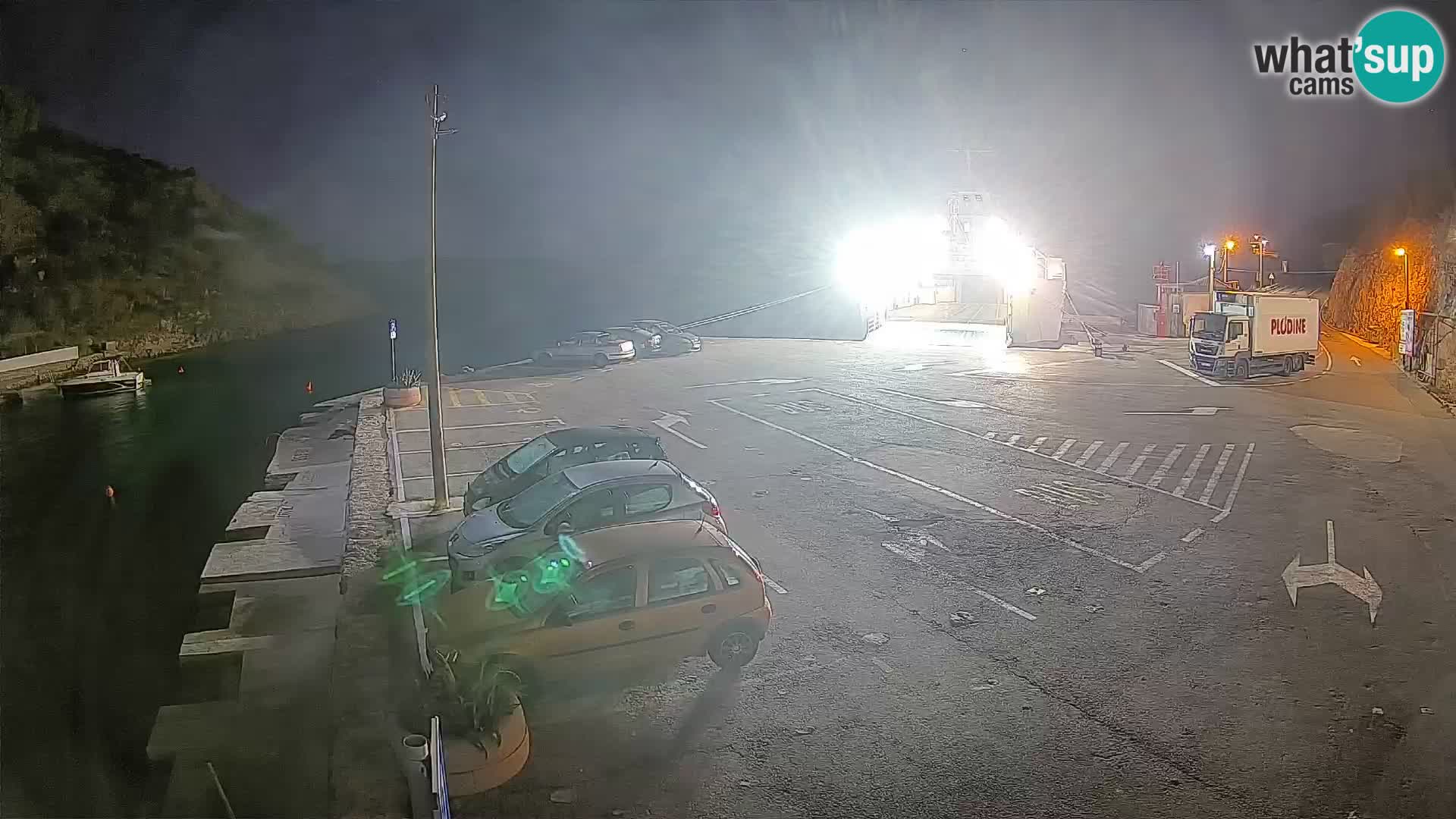 Spletna kamera trajektno pristanišče Prizna – proti otoku Pag