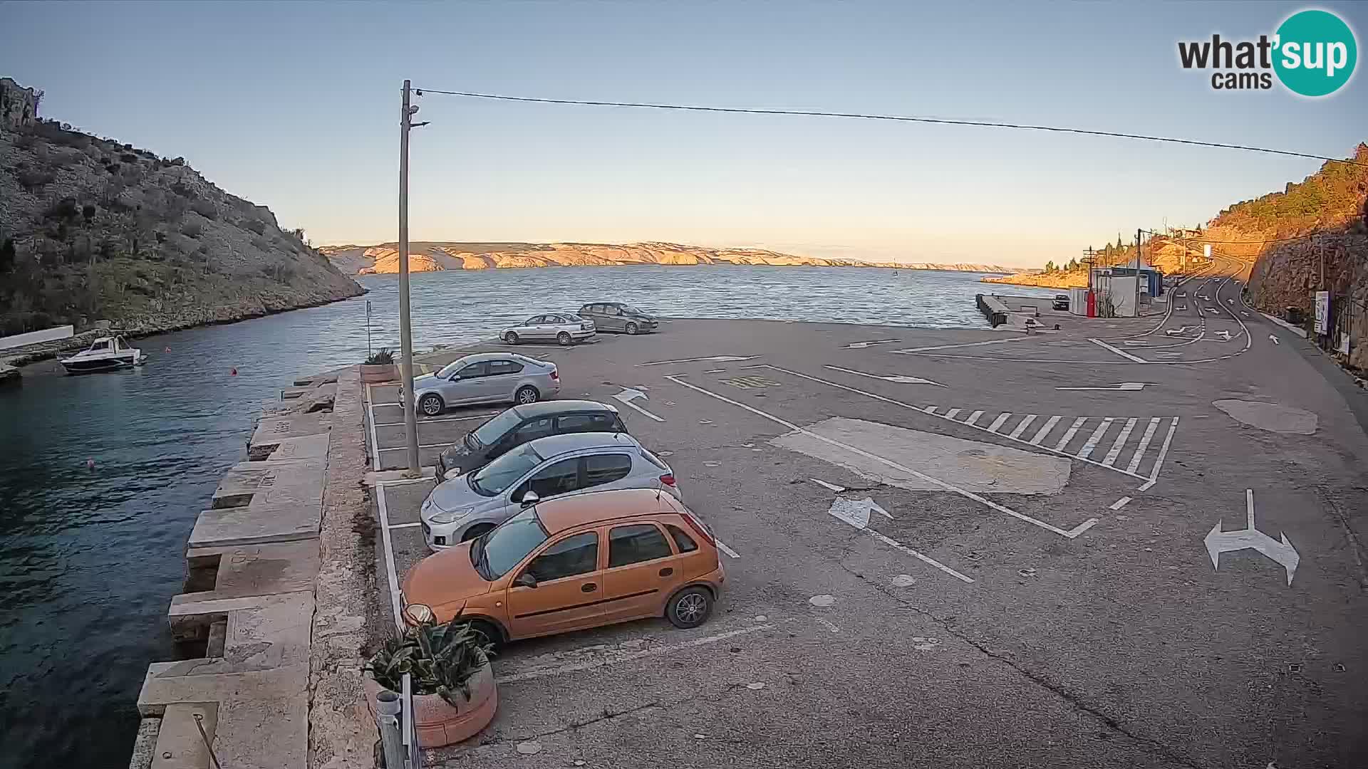 Spletna kamera trajektno pristanišče Prizna – proti otoku Pag