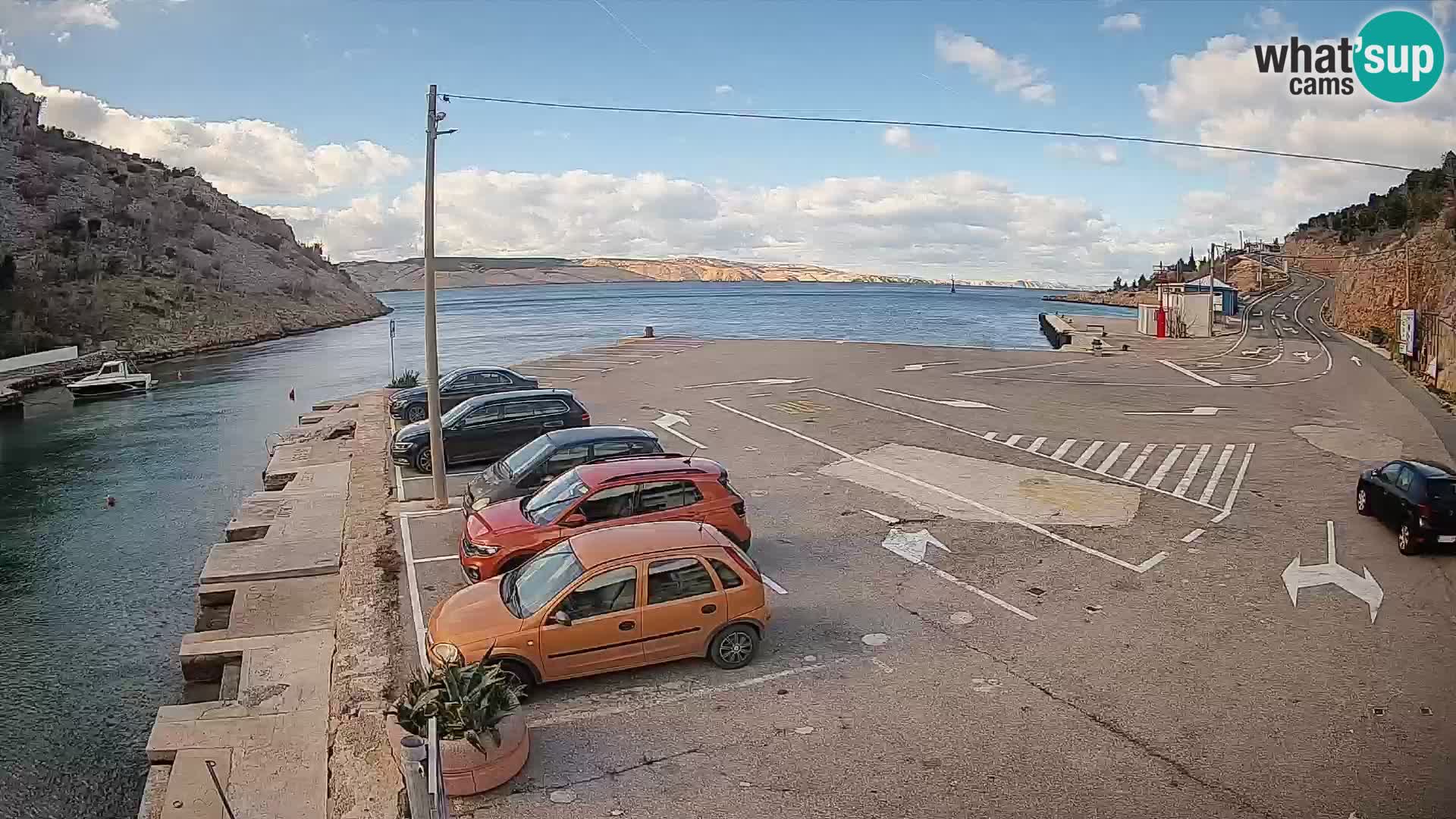 Spletna kamera trajektno pristanišče Prizna – proti otoku Pag