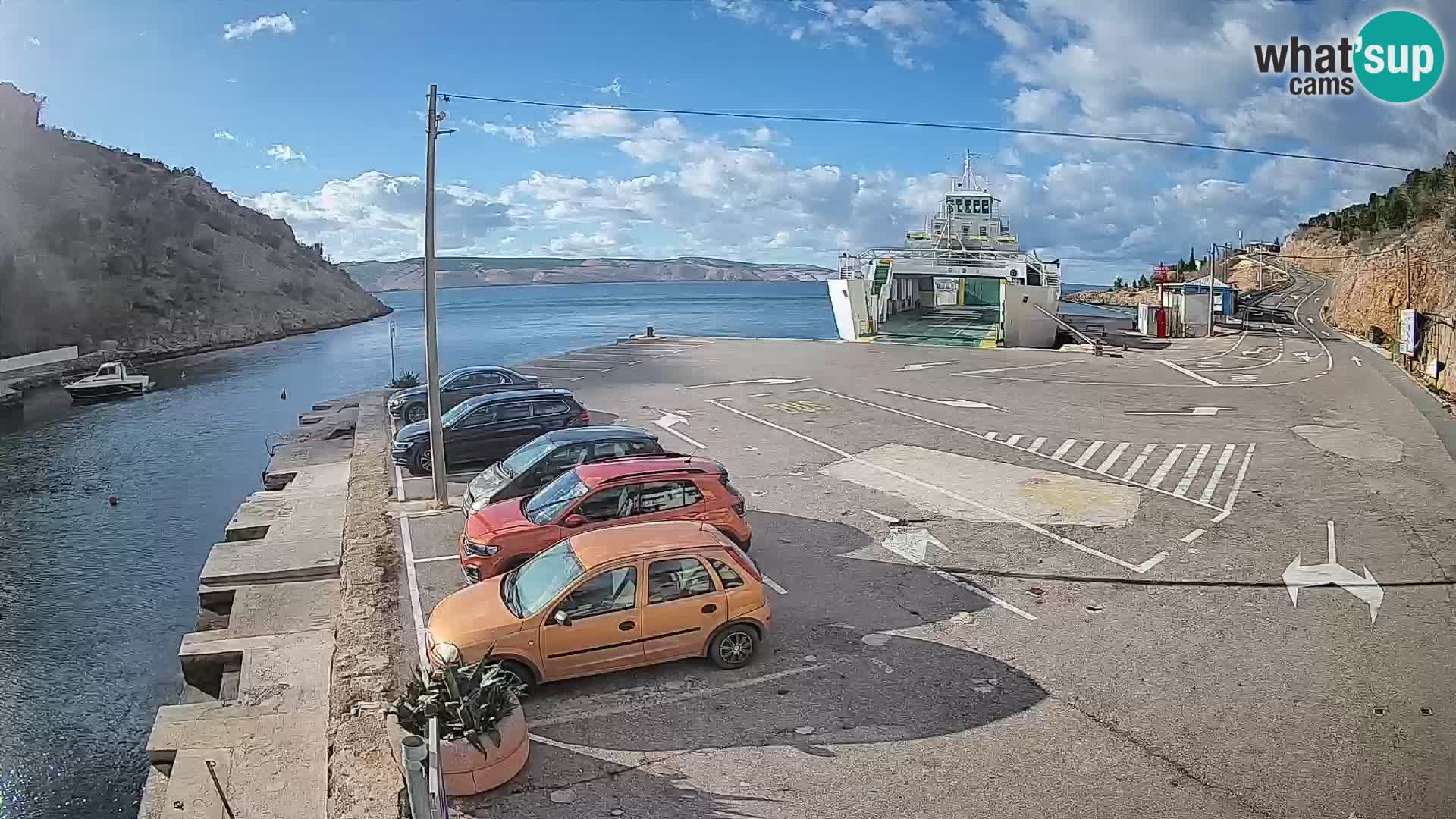 Spletna kamera trajektno pristanišče Prizna – proti otoku Pag