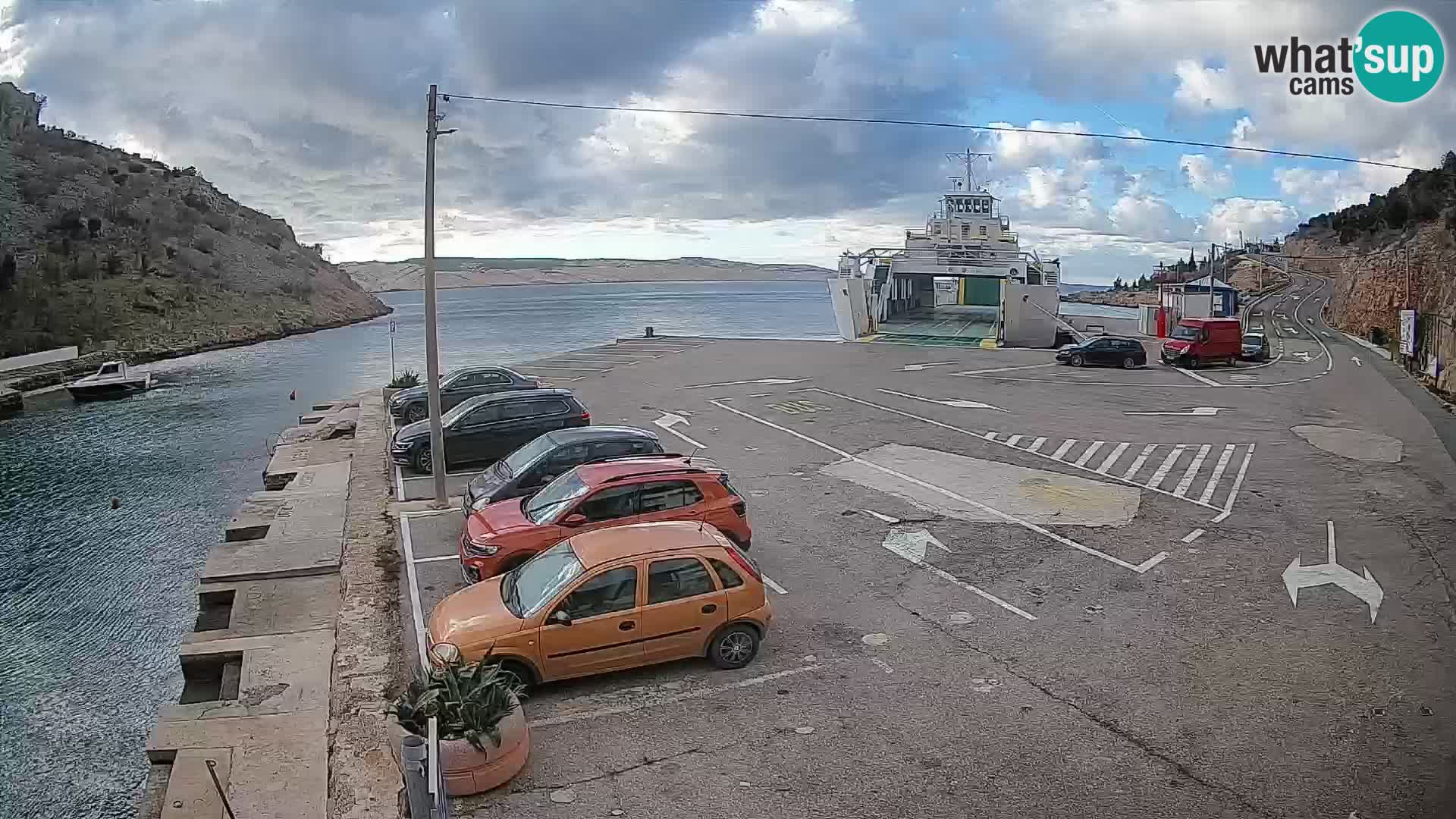 Spletna kamera trajektno pristanišče Prizna – proti otoku Pag