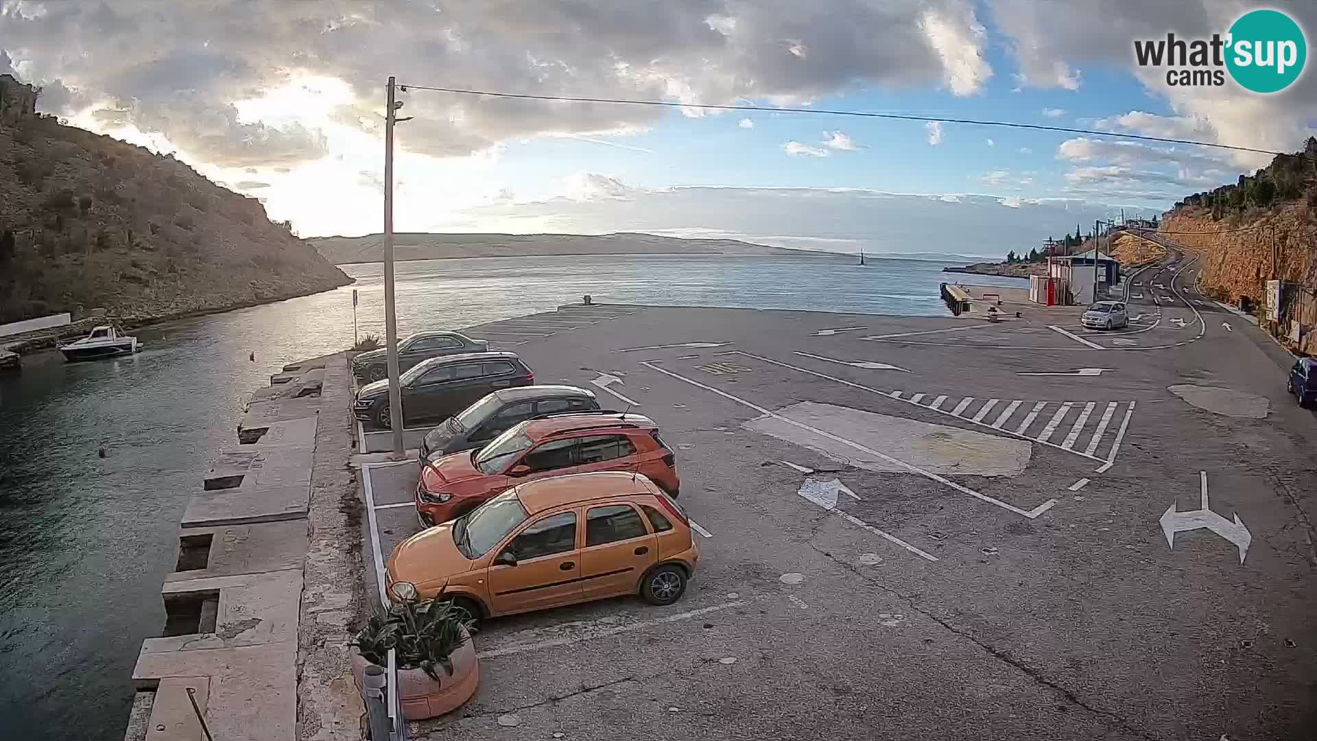 Spletna kamera trajektno pristanišče Prizna – proti otoku Pag