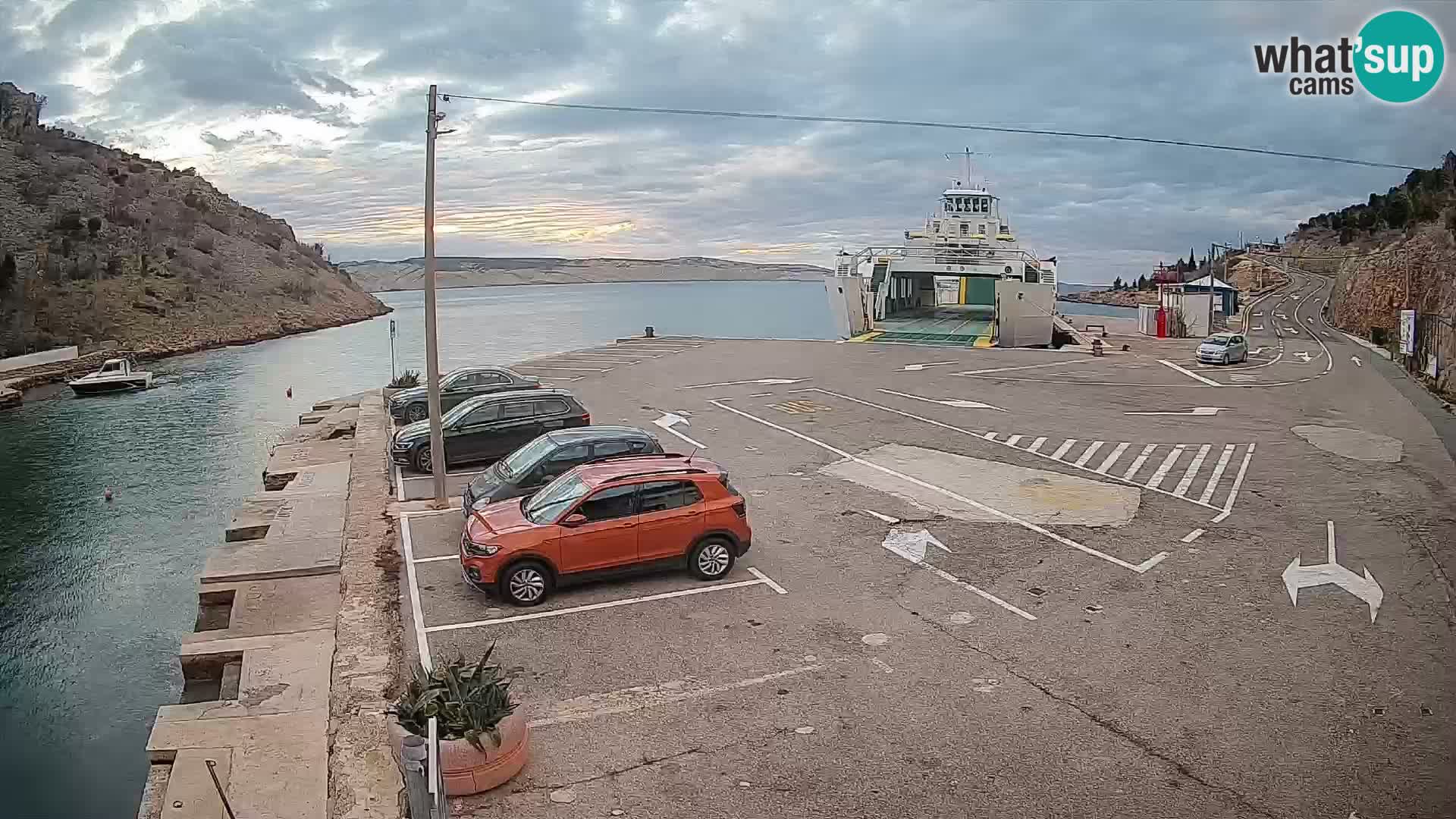 Spletna kamera trajektno pristanišče Prizna – proti otoku Pag