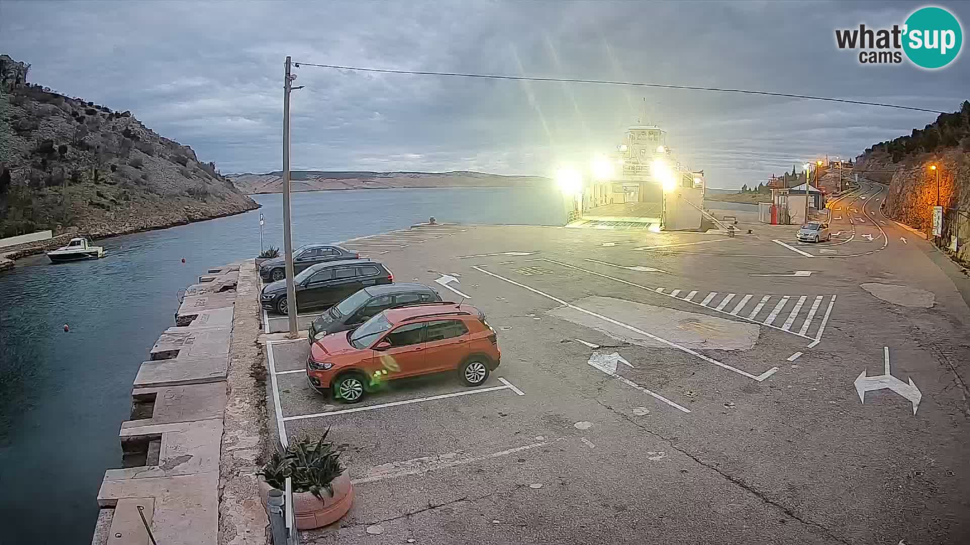 Web kamera trajektna luka Prizna – prema otoku Pag