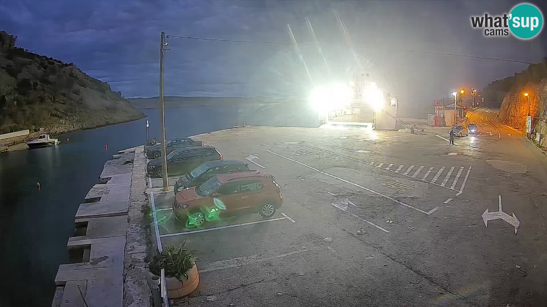 Spletna kamera trajektno pristanišče Prizna – proti otoku Pag