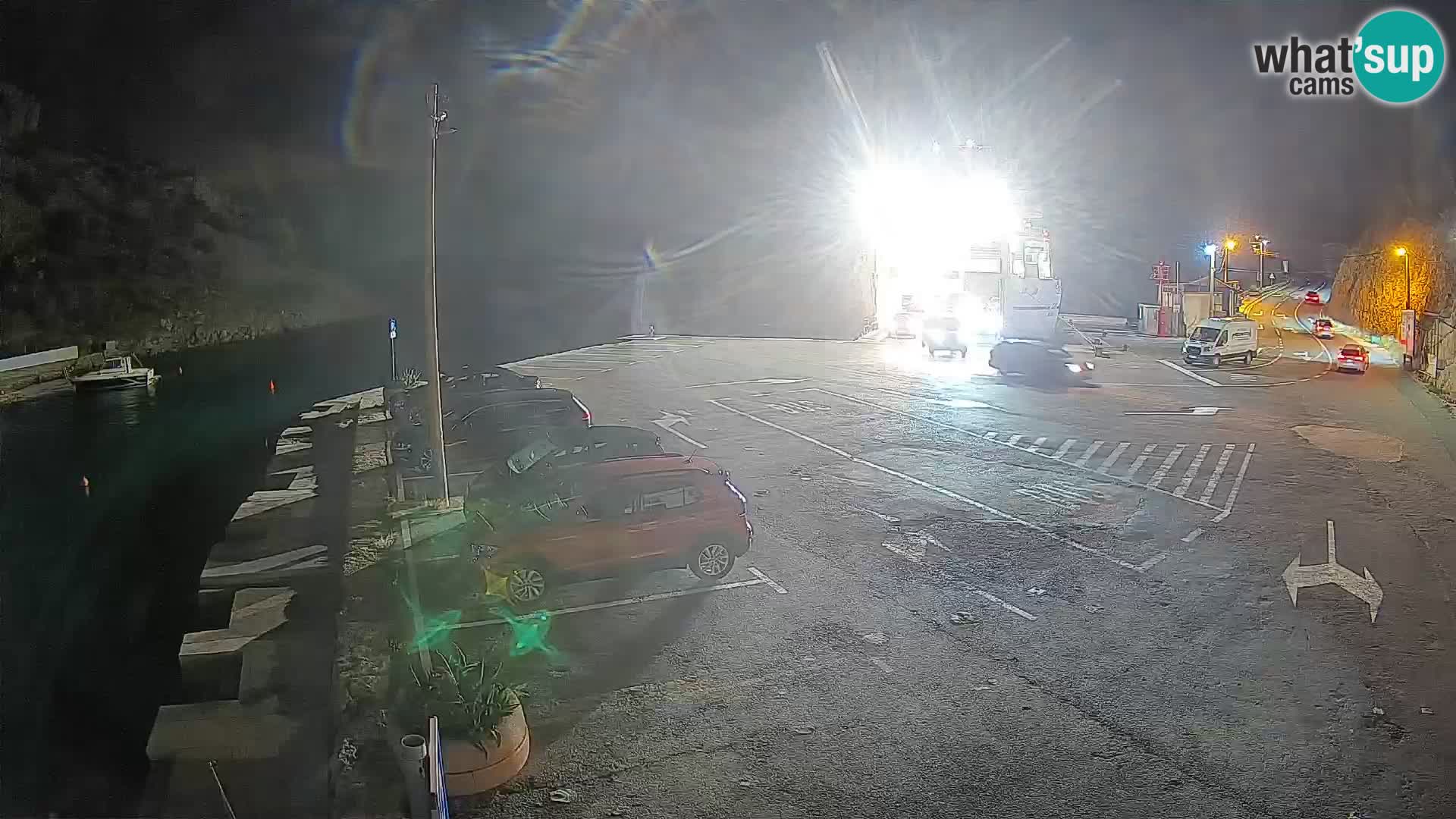 Spletna kamera trajektno pristanišče Prizna – proti otoku Pag