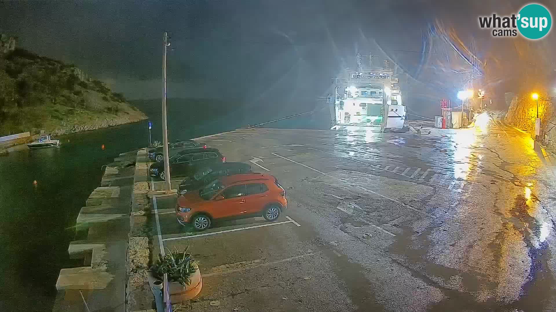 Spletna kamera trajektno pristanišče Prizna – proti otoku Pag