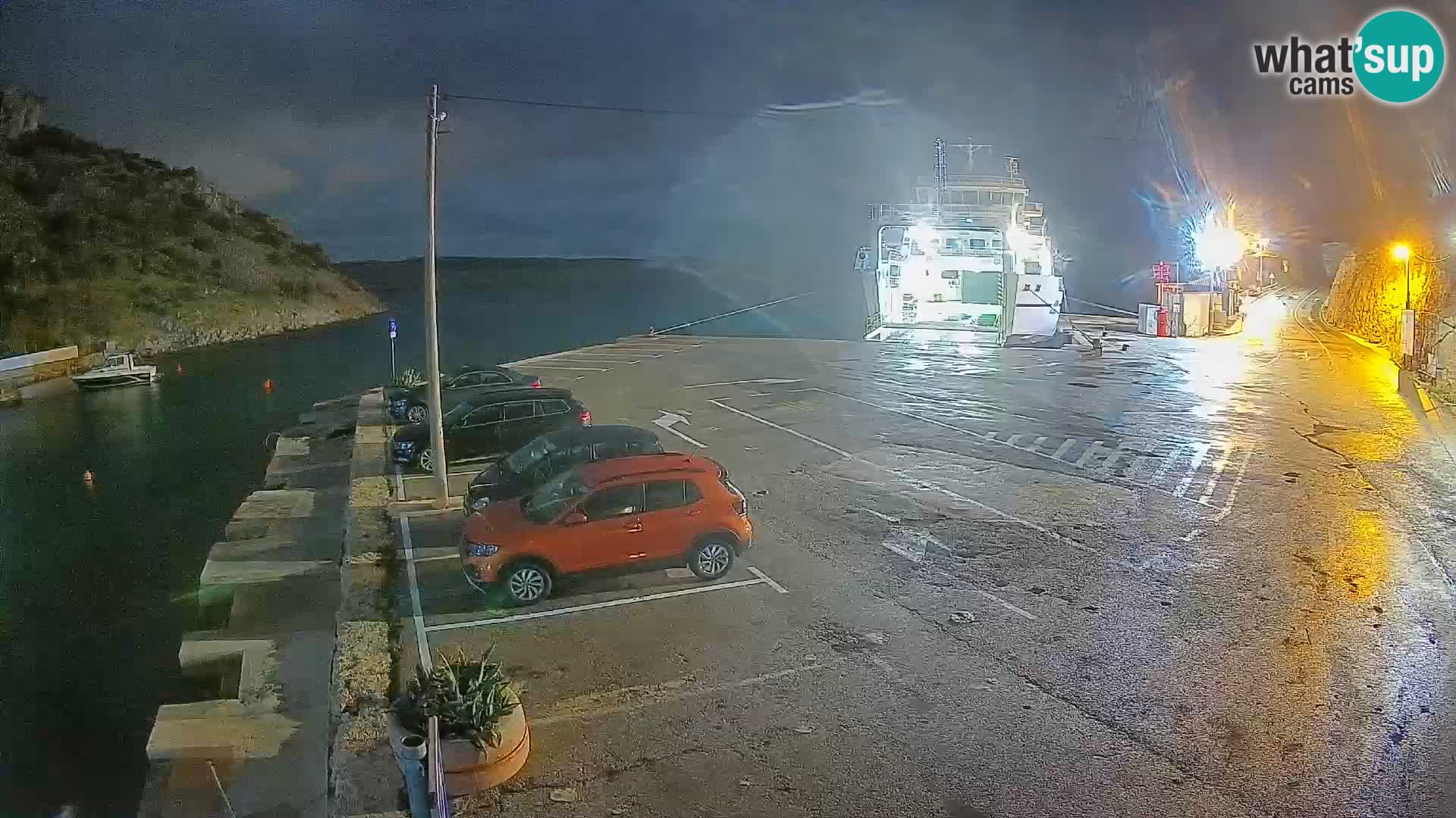 Spletna kamera trajektno pristanišče Prizna – proti otoku Pag