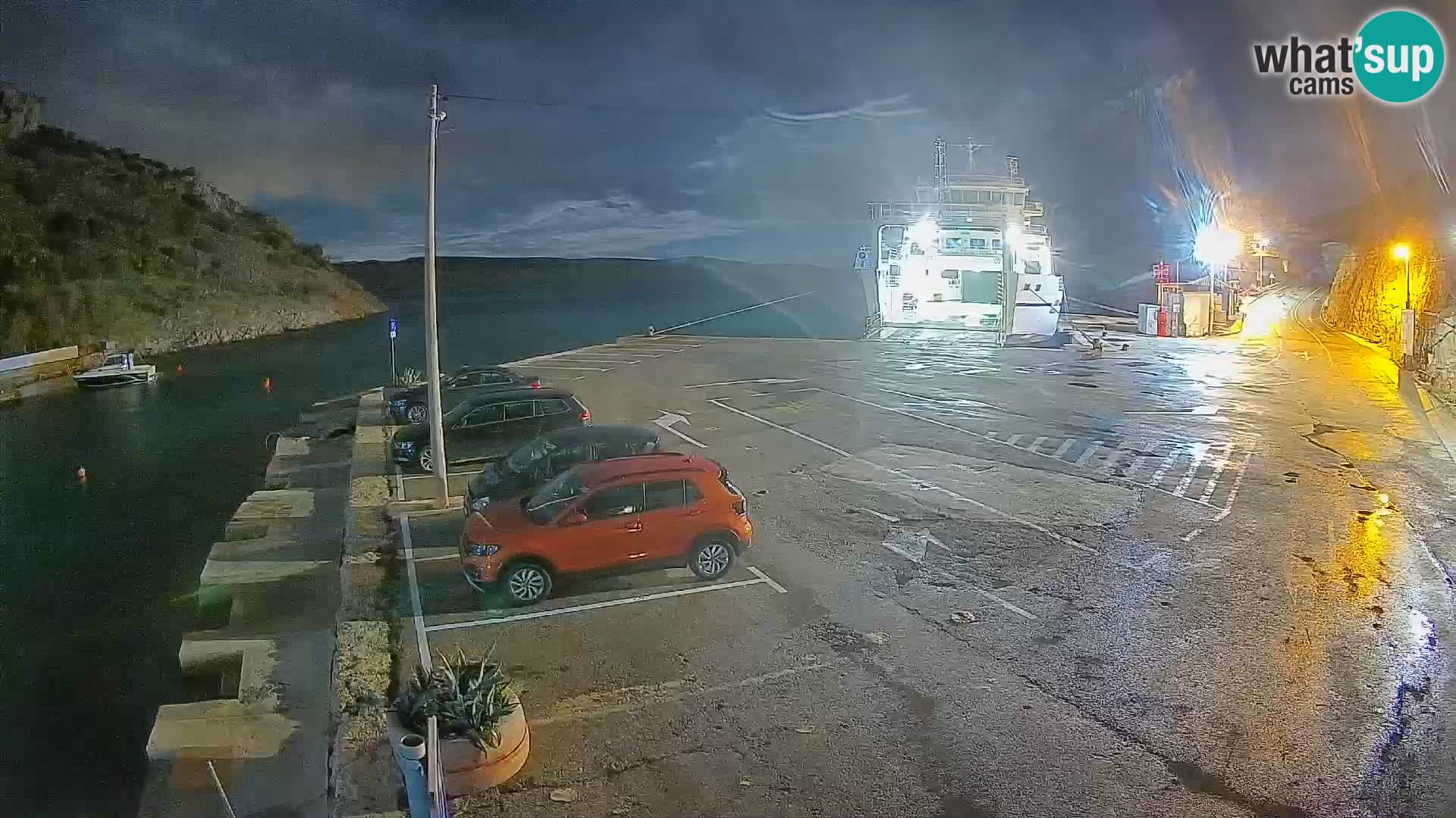 Spletna kamera trajektno pristanišče Prizna – proti otoku Pag