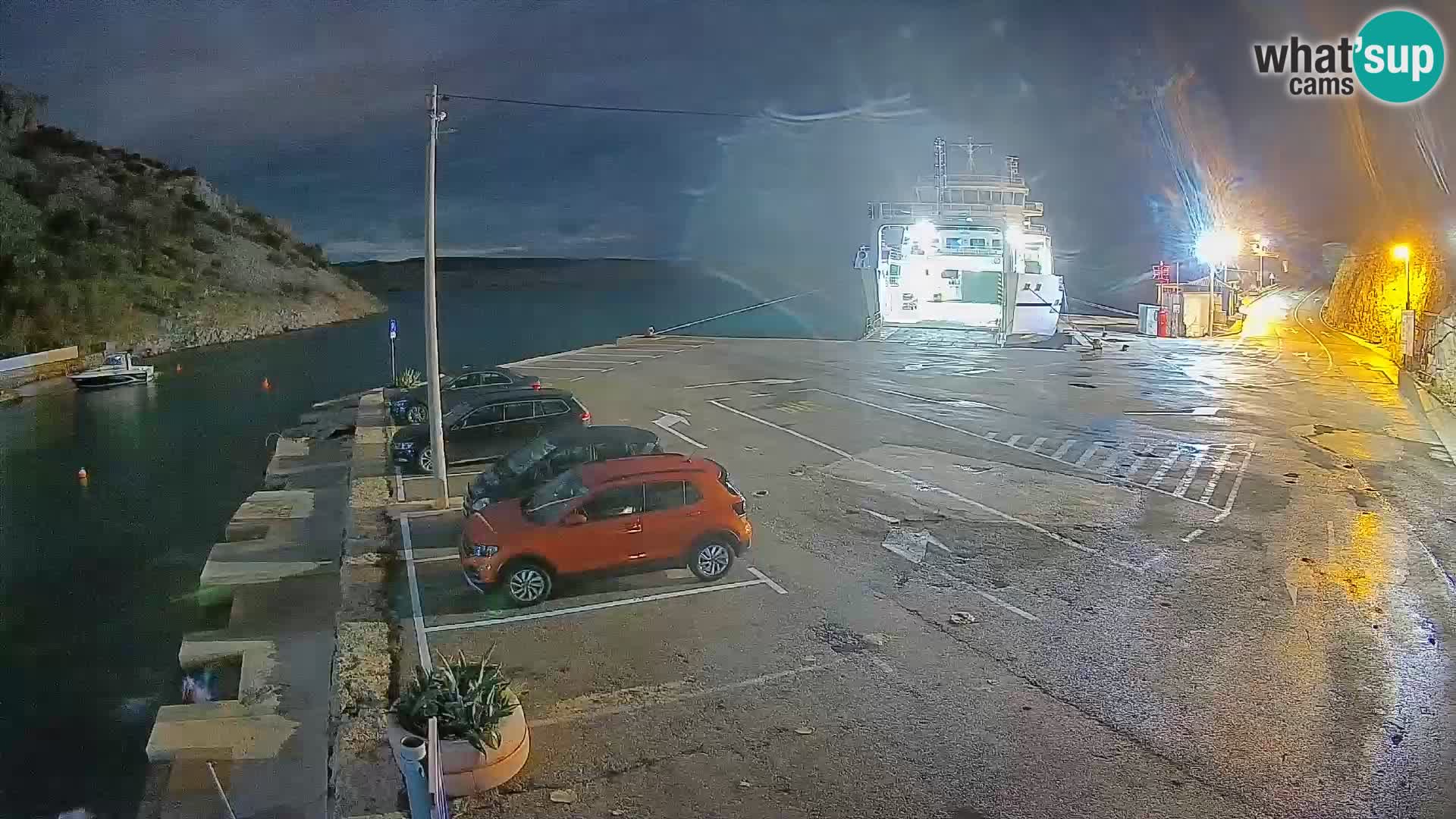 Spletna kamera trajektno pristanišče Prizna – proti otoku Pag