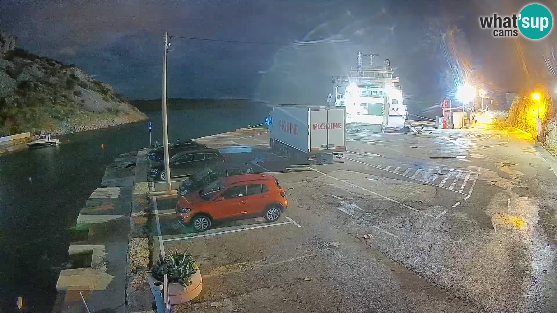 Spletna kamera trajektno pristanišče Prizna – proti otoku Pag