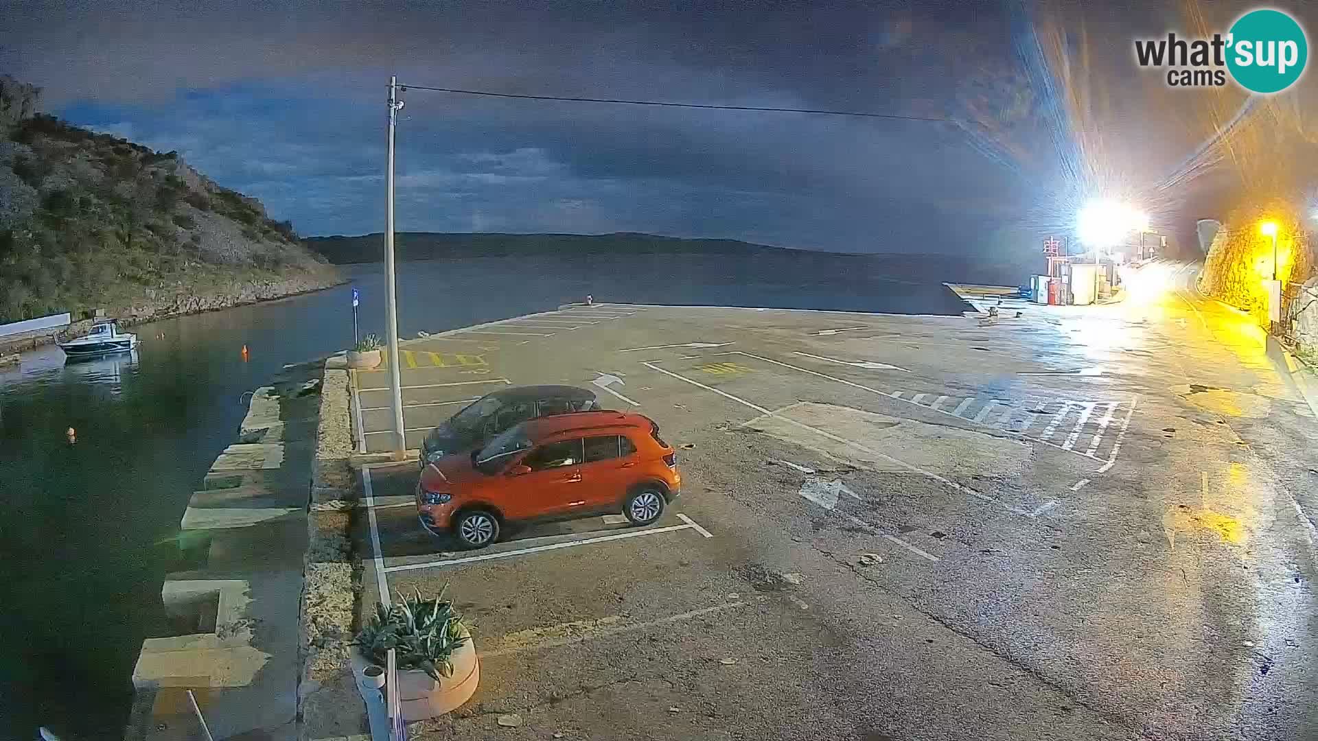 Spletna kamera trajektno pristanišče Prizna – proti otoku Pag