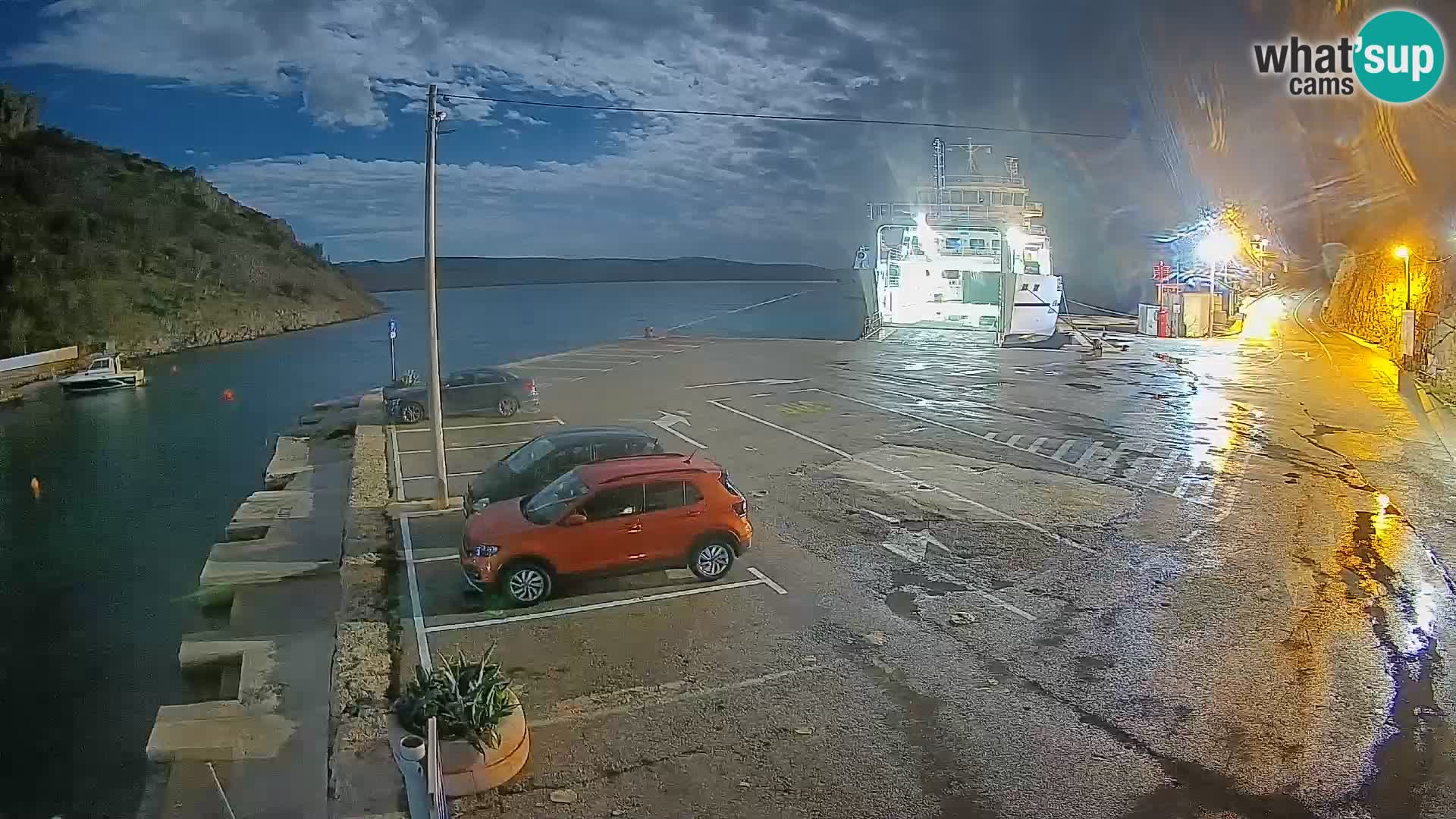 Spletna kamera trajektno pristanišče Prizna – proti otoku Pag