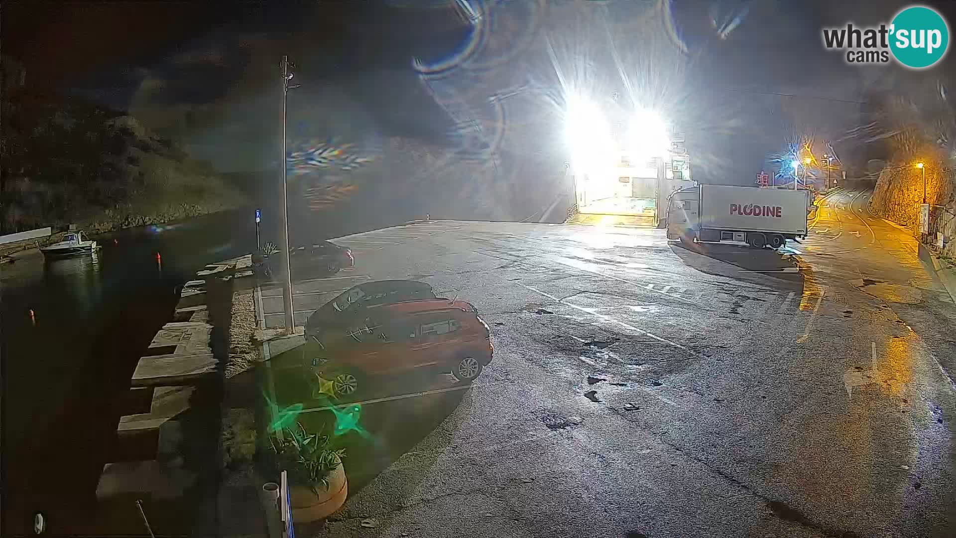 Spletna kamera trajektno pristanišče Prizna – proti otoku Pag