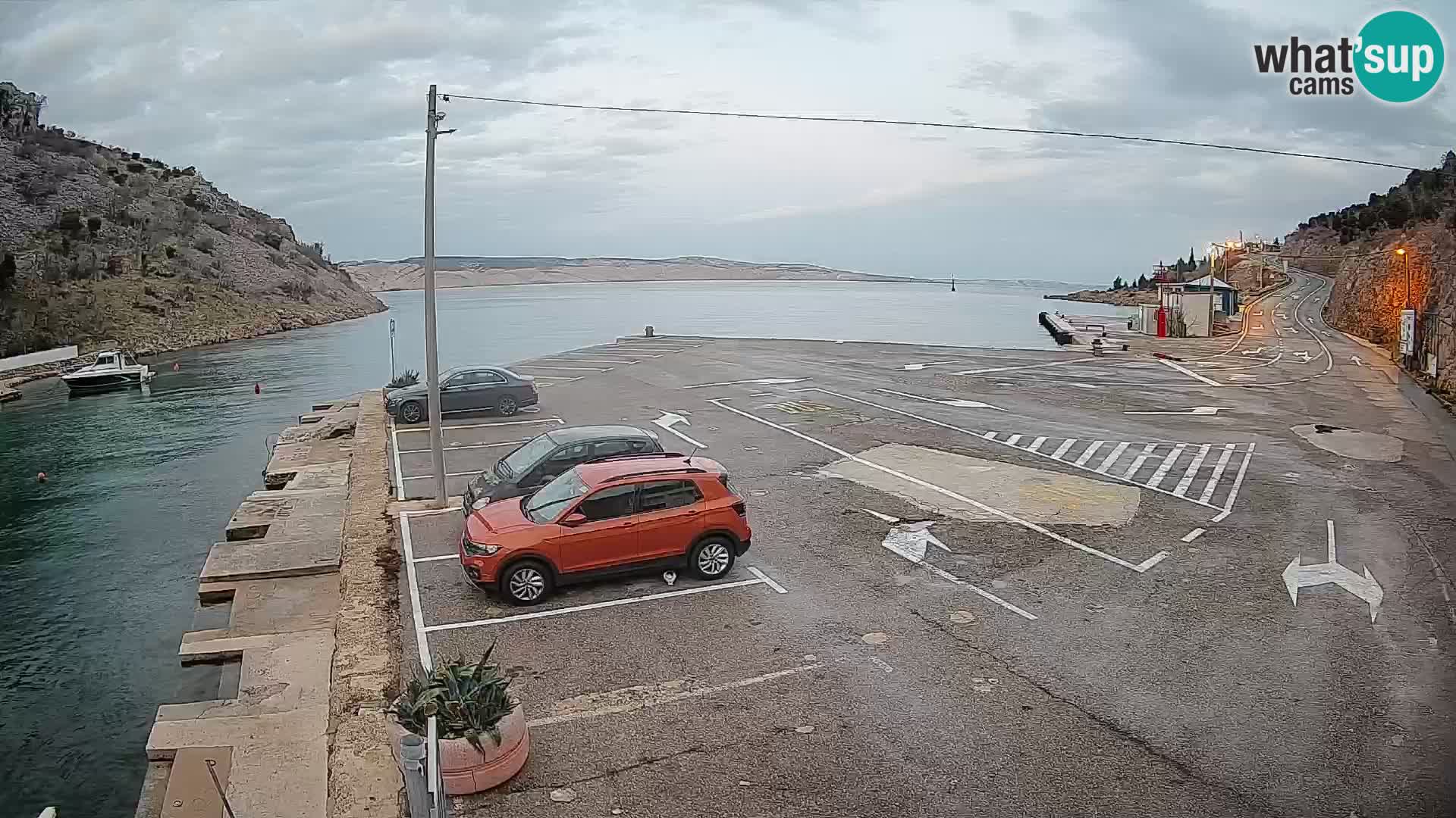 Webcam del puerto de ferris de Prizna – hacia la isla de Pag