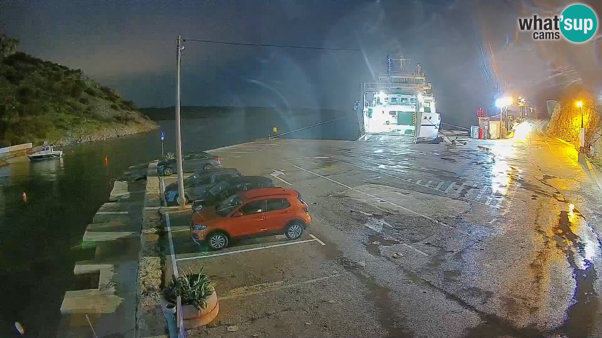 Spletna kamera trajektno pristanišče Prizna – proti otoku Pag