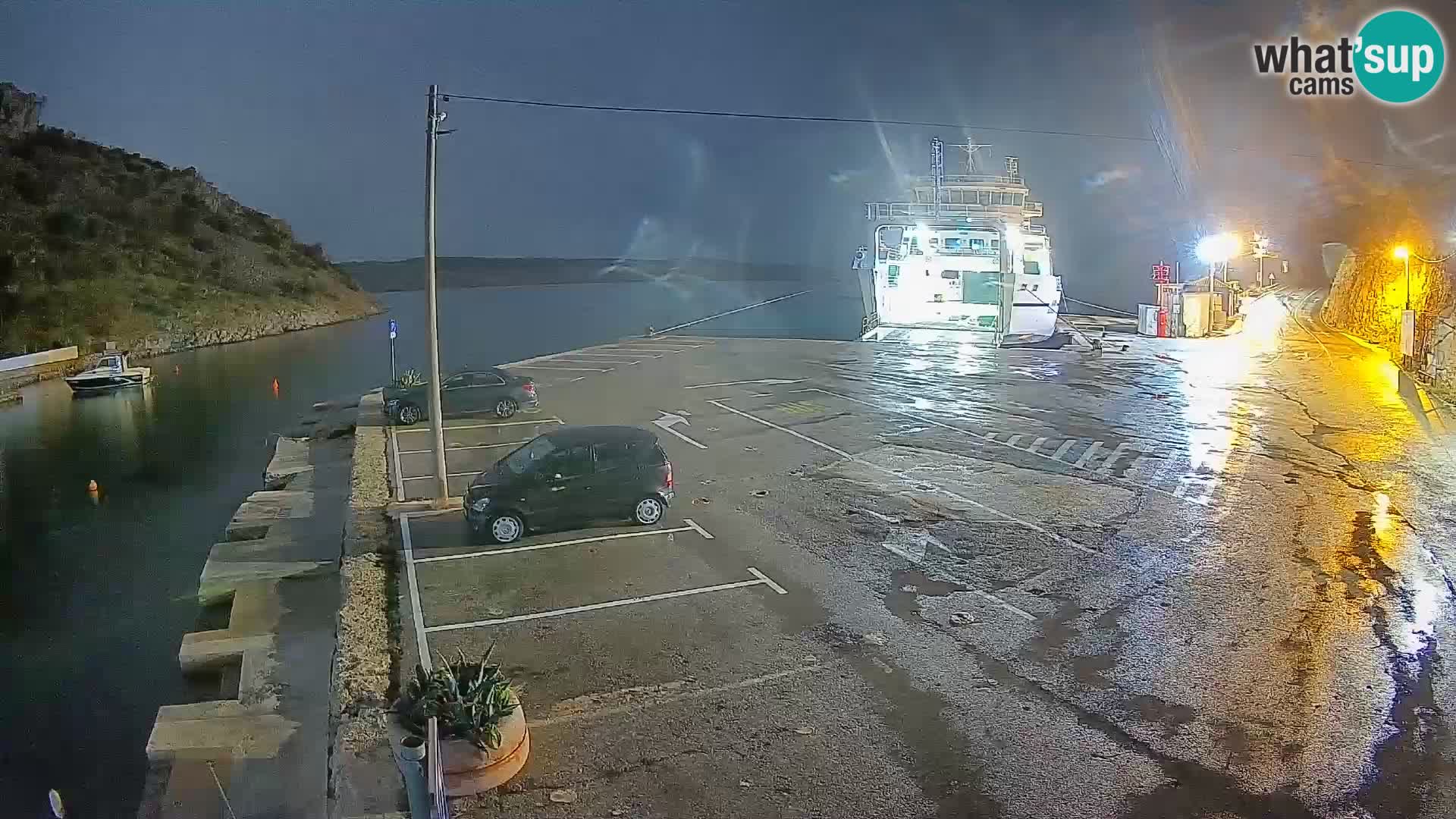 Spletna kamera trajektno pristanišče Prizna – proti otoku Pag