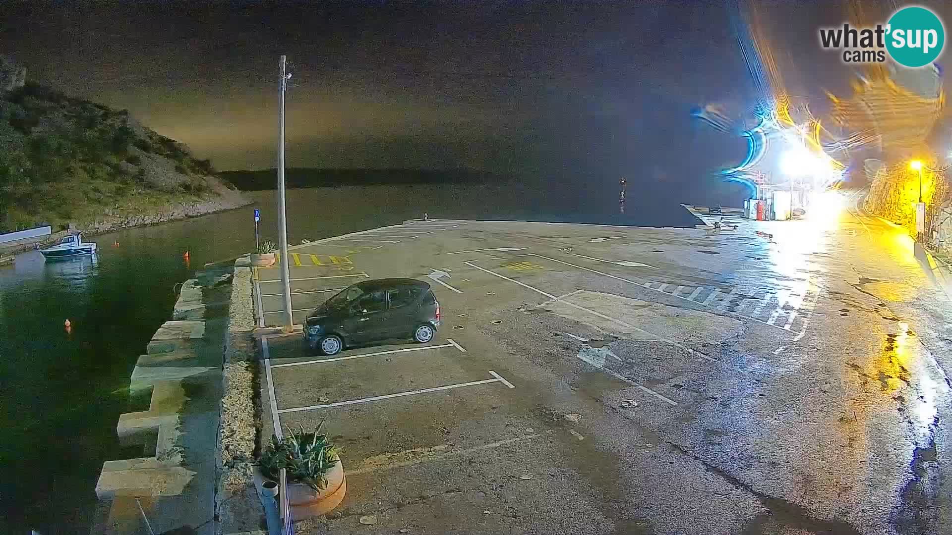 Spletna kamera trajektno pristanišče Prizna – proti otoku Pag