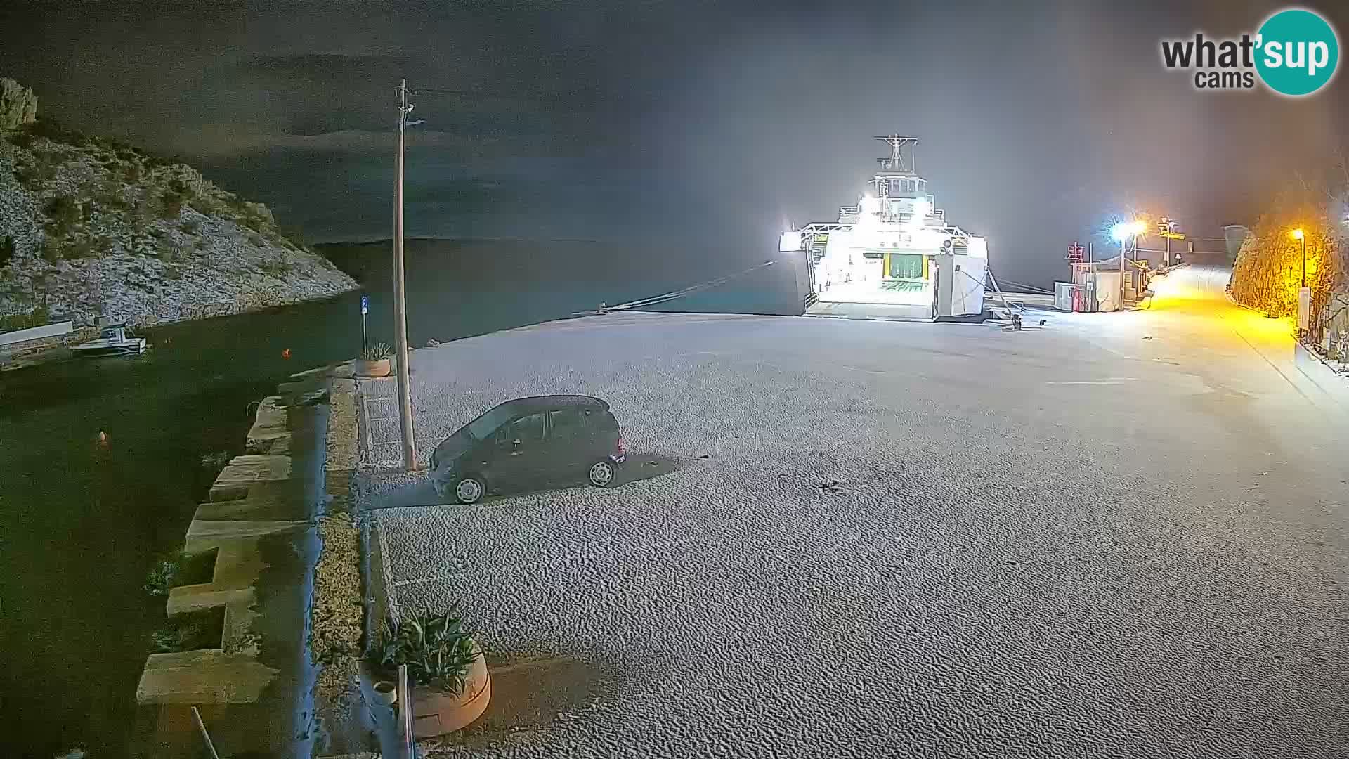 Spletna kamera trajektno pristanišče Prizna – proti otoku Pag