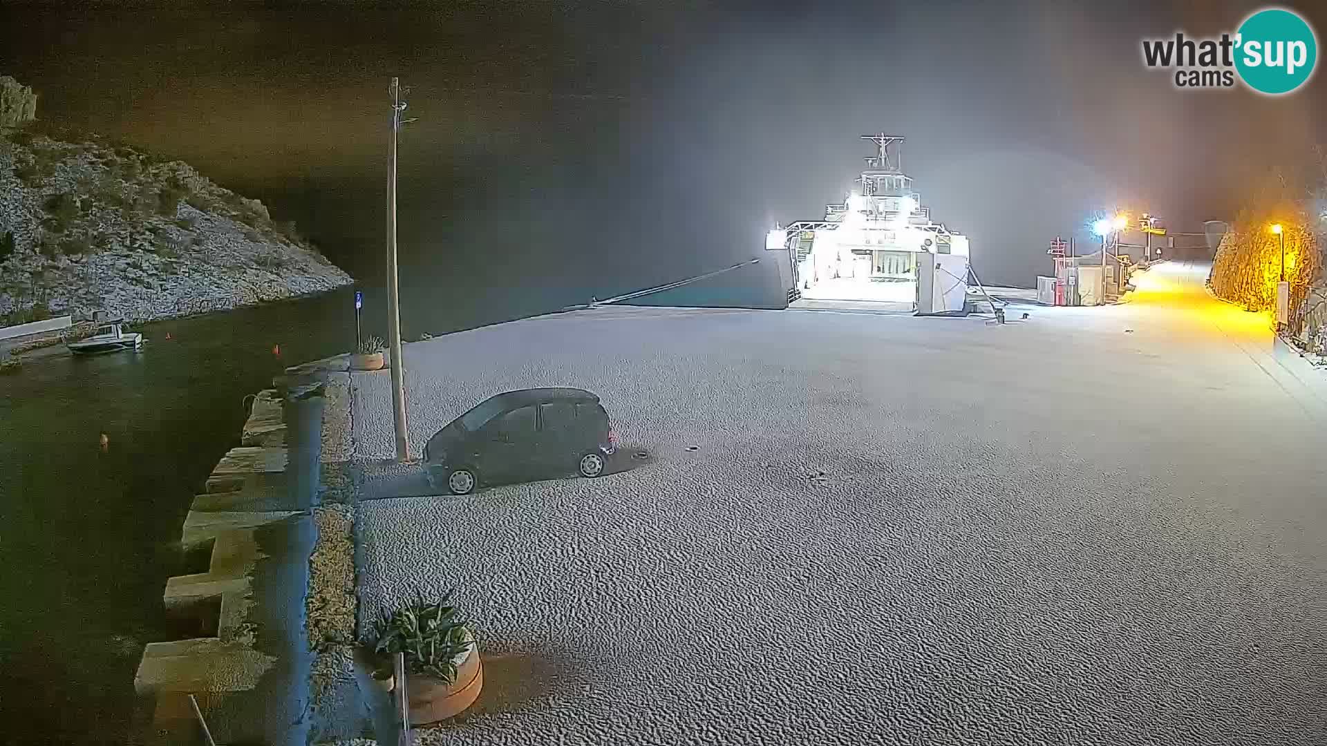 Spletna kamera trajektno pristanišče Prizna – proti otoku Pag