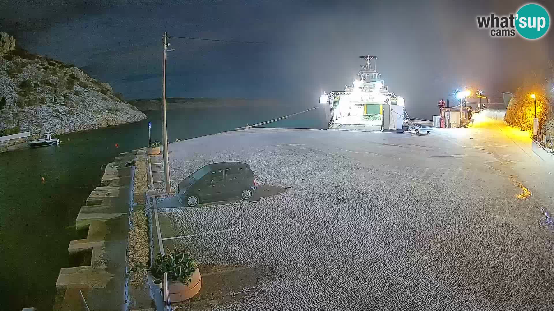 Spletna kamera trajektno pristanišče Prizna – proti otoku Pag