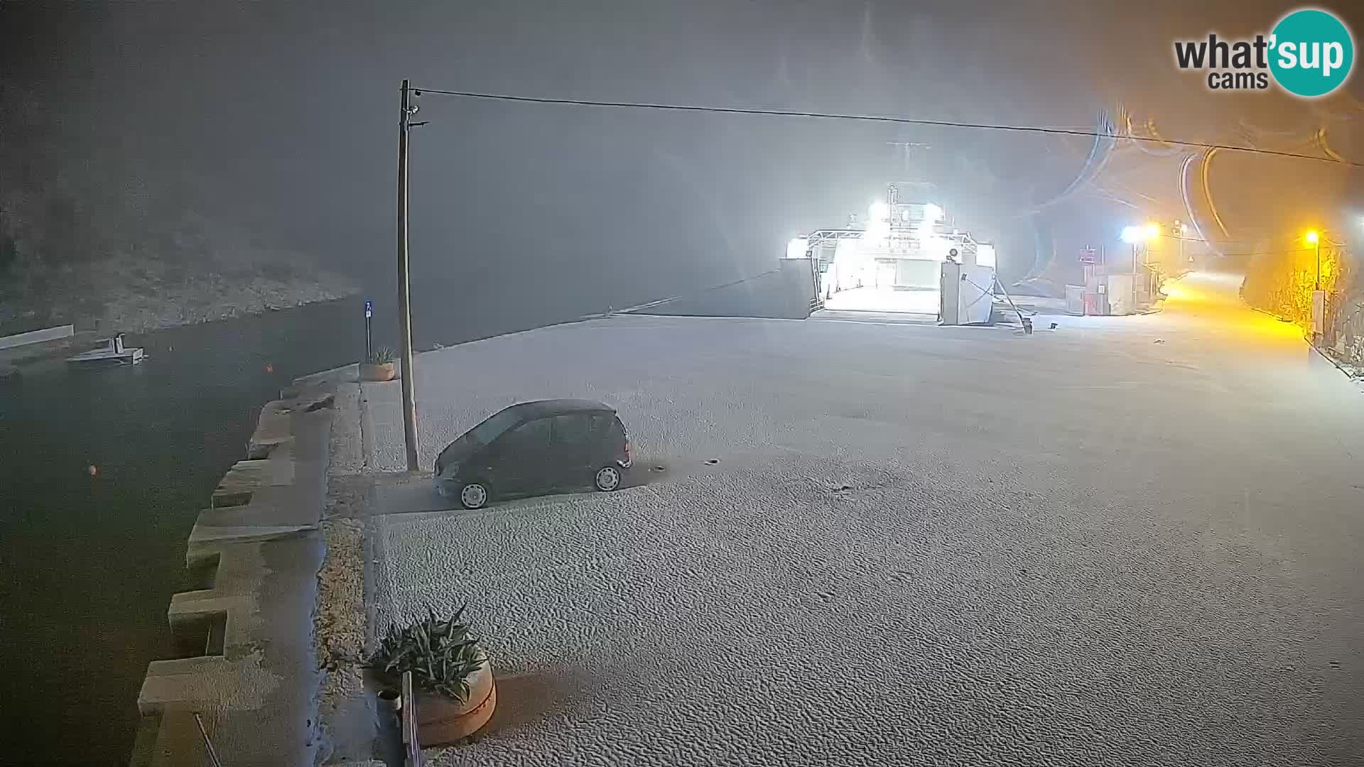 Spletna kamera trajektno pristanišče Prizna – proti otoku Pag