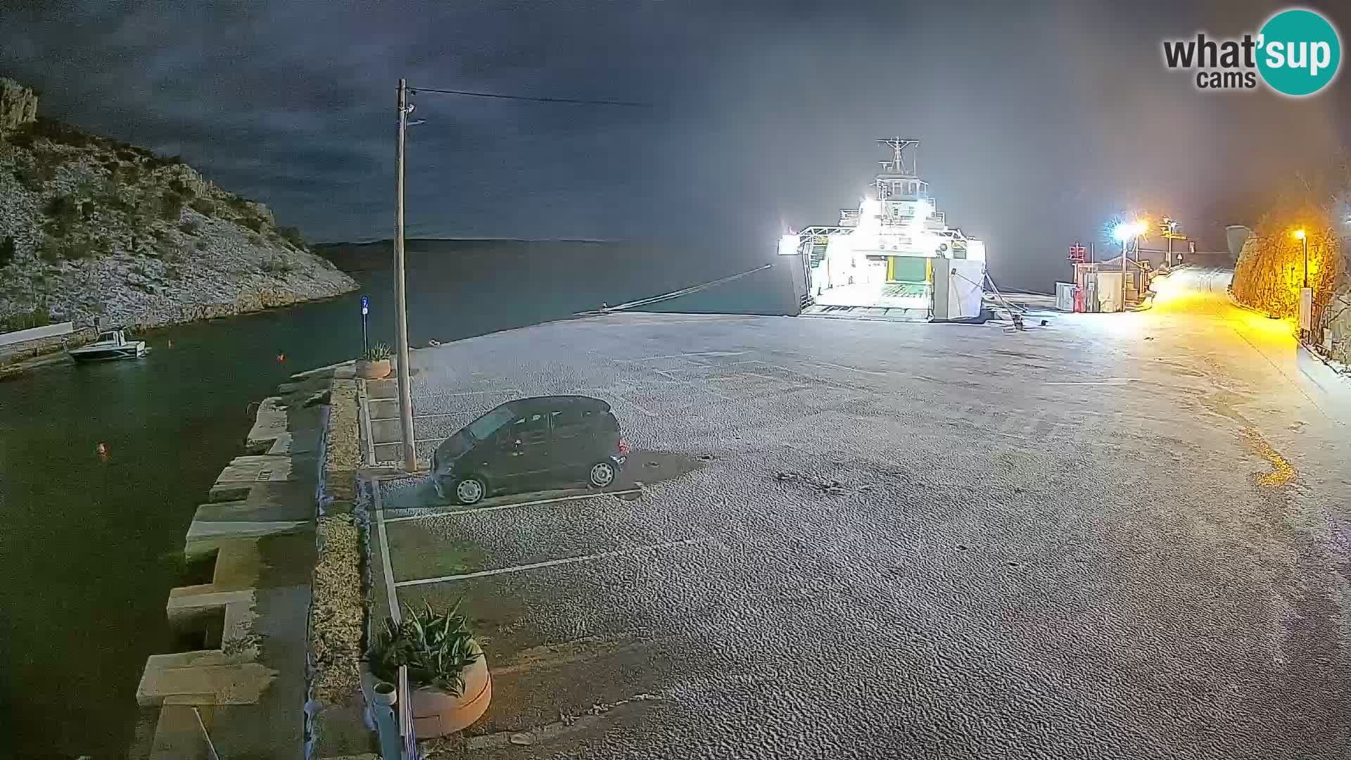 Spletna kamera trajektno pristanišče Prizna – proti otoku Pag