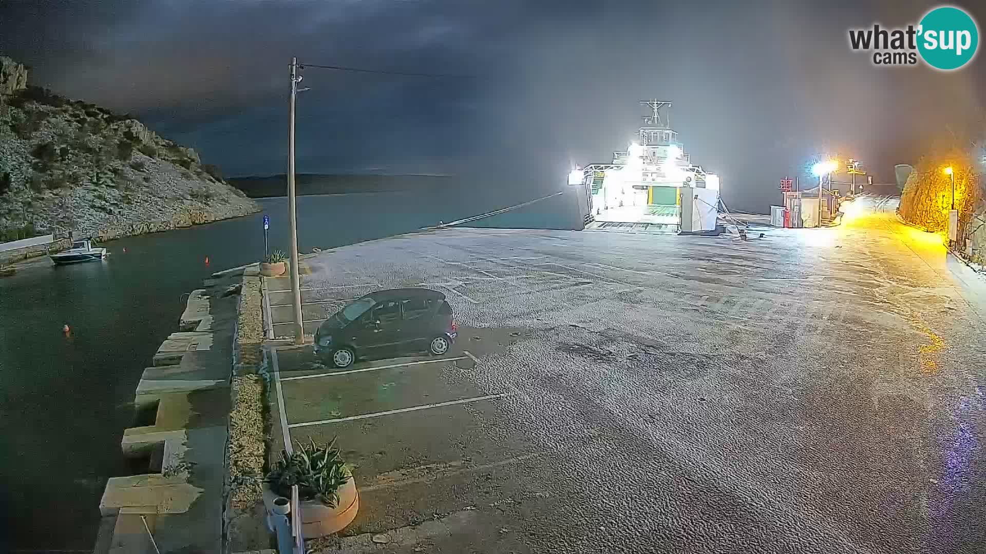 Spletna kamera trajektno pristanišče Prizna – proti otoku Pag