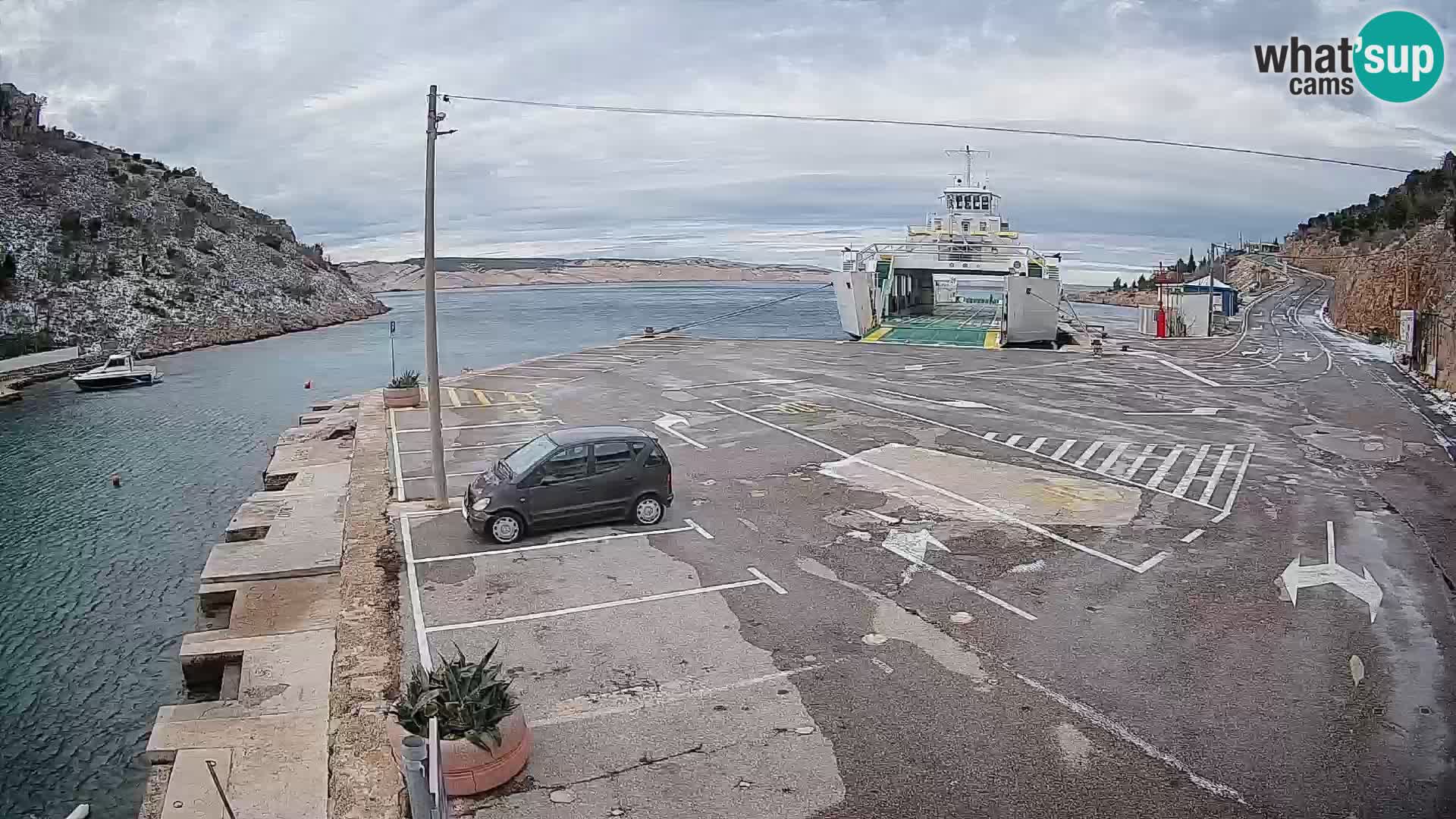Spletna kamera trajektno pristanišče Prizna – proti otoku Pag