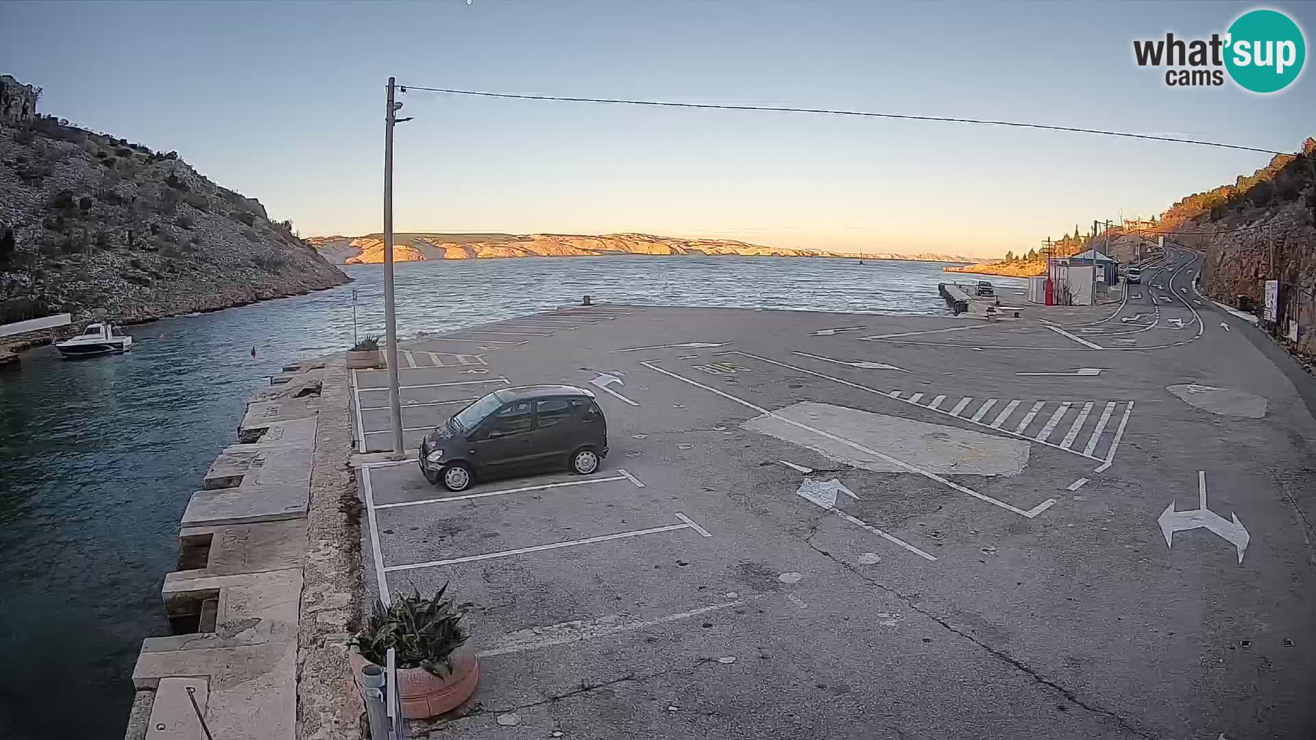 Web kamera trajektna luka Prizna – prema otoku Pag