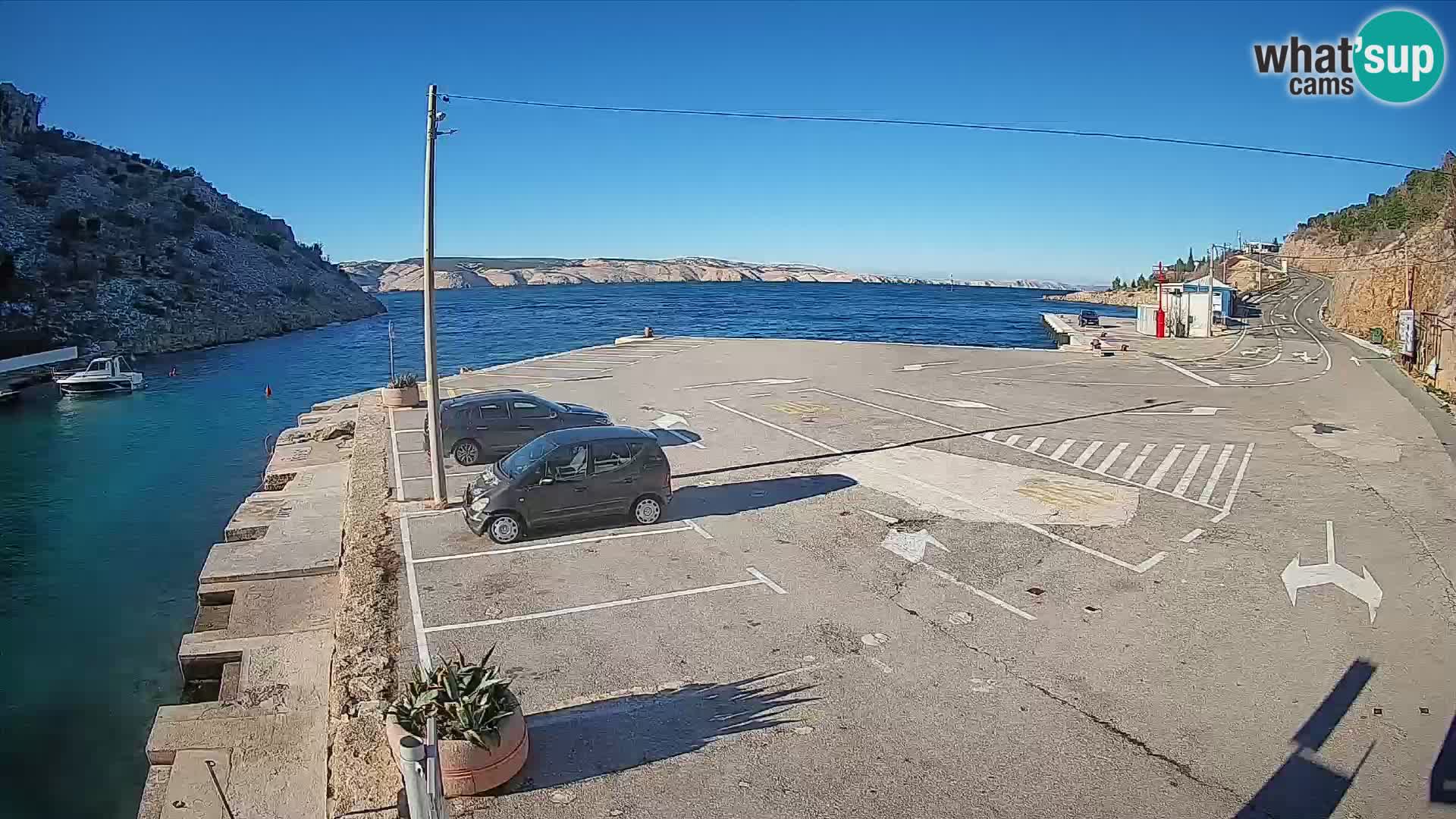 Spletna kamera trajektno pristanišče Prizna – proti otoku Pag