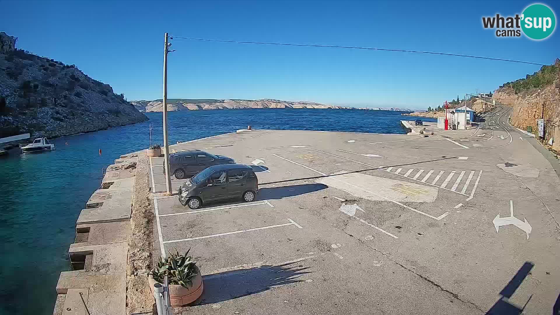 Spletna kamera trajektno pristanišče Prizna – proti otoku Pag