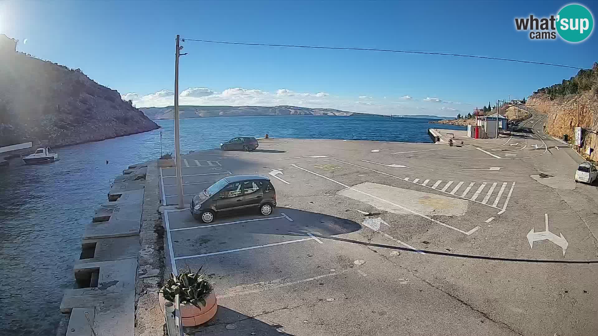 Spletna kamera trajektno pristanišče Prizna – proti otoku Pag