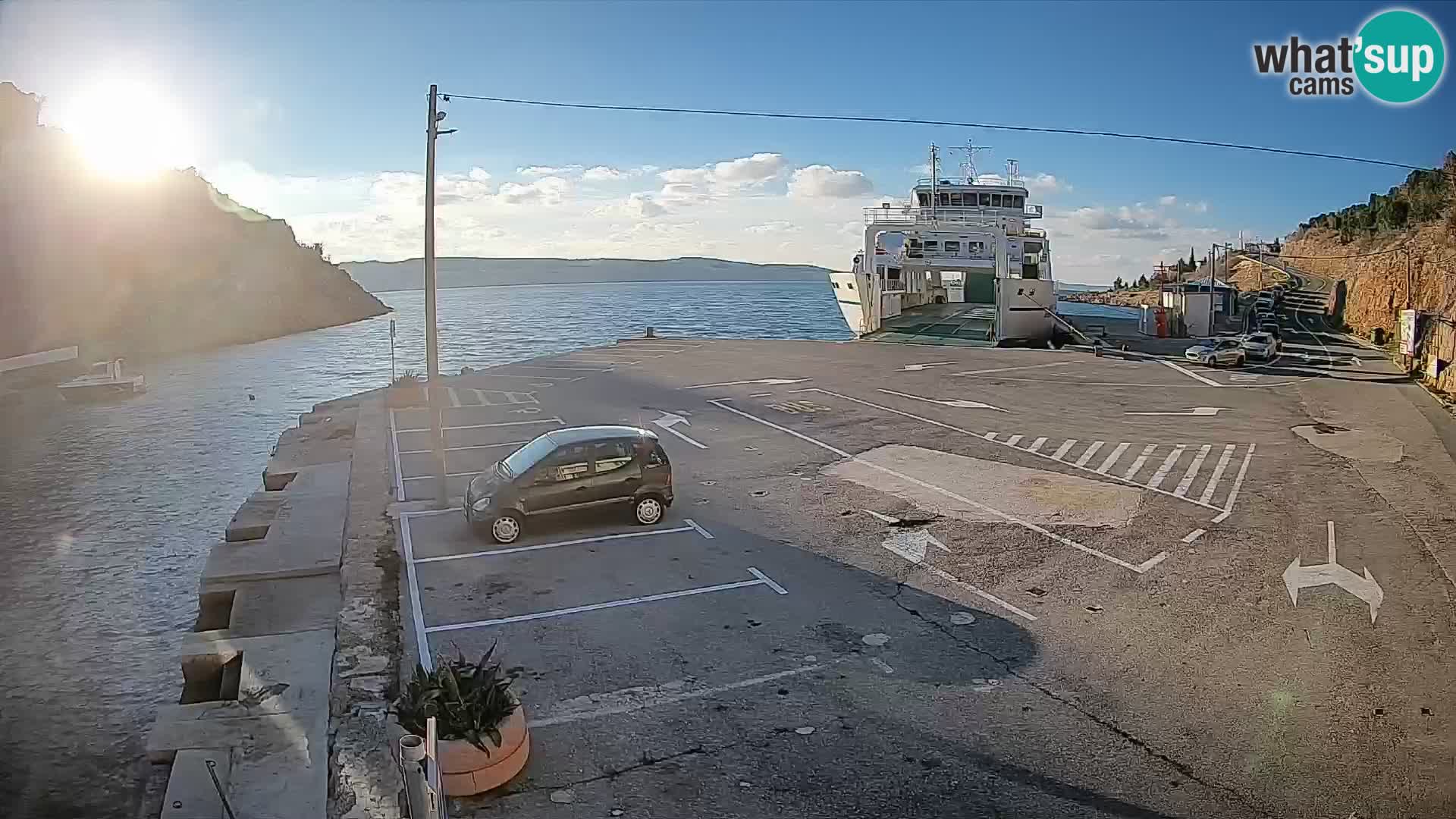 Spletna kamera trajektno pristanišče Prizna – proti otoku Pag