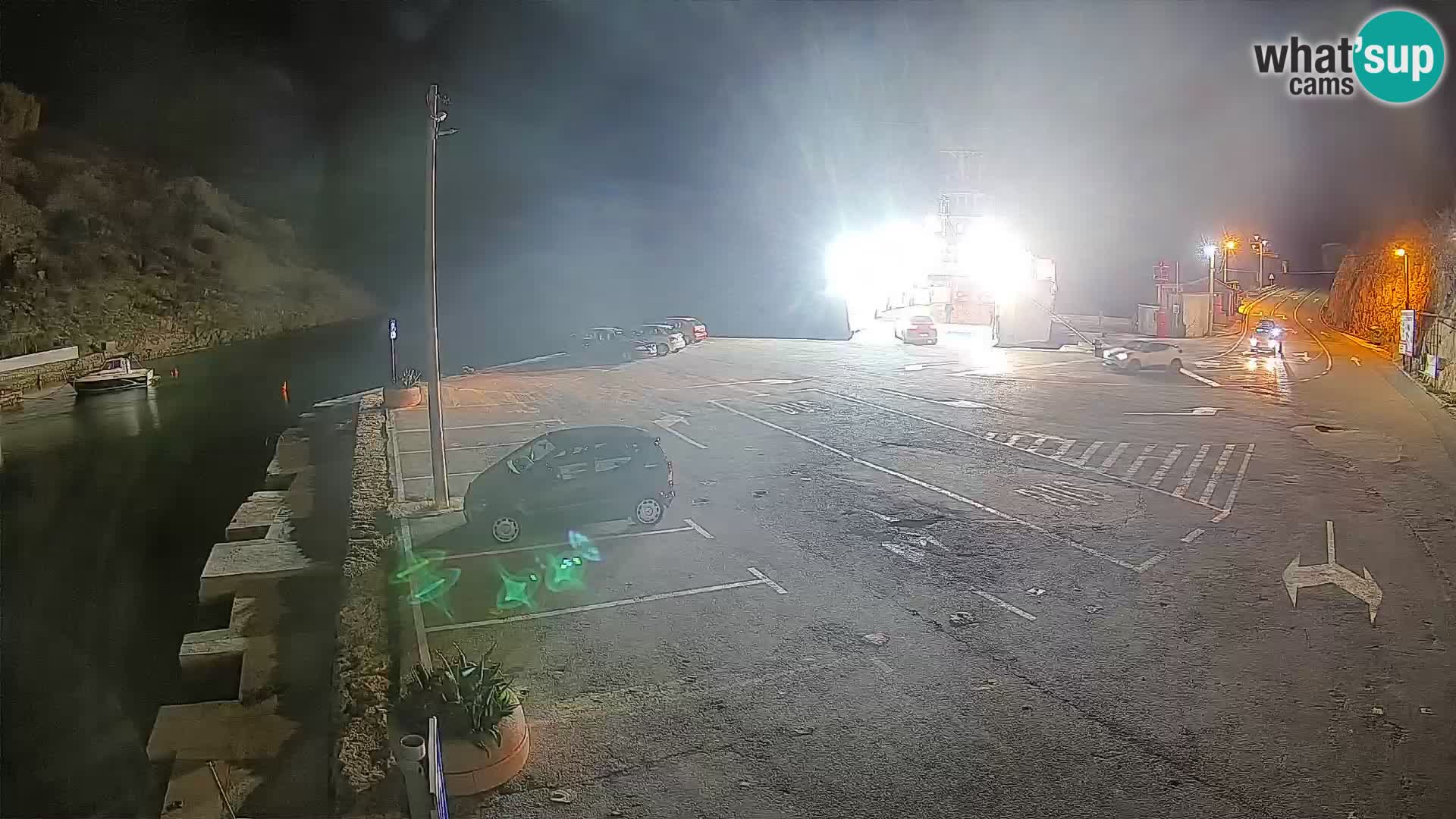 Spletna kamera trajektno pristanišče Prizna – proti otoku Pag