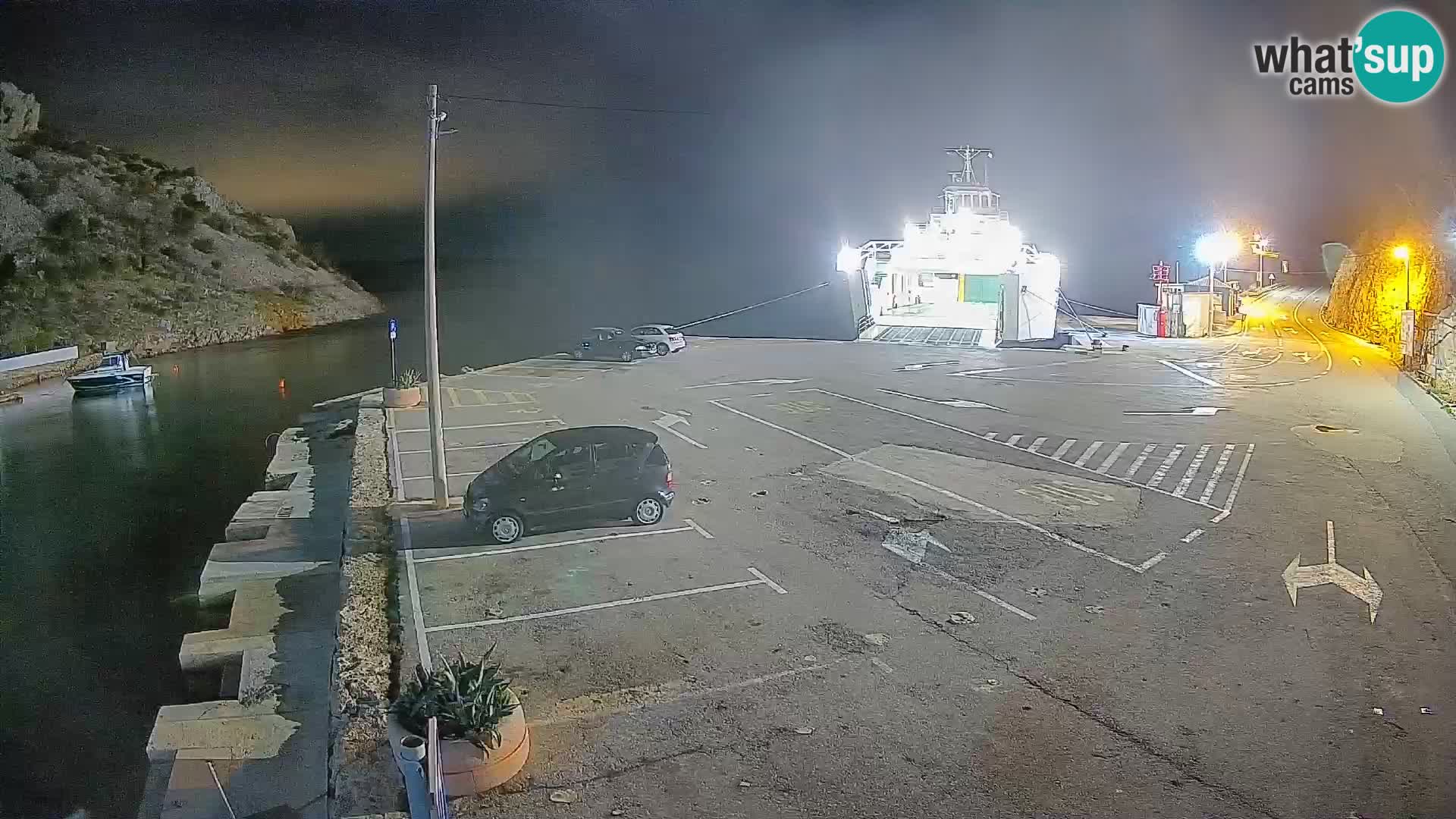 Spletna kamera trajektno pristanišče Prizna – proti otoku Pag