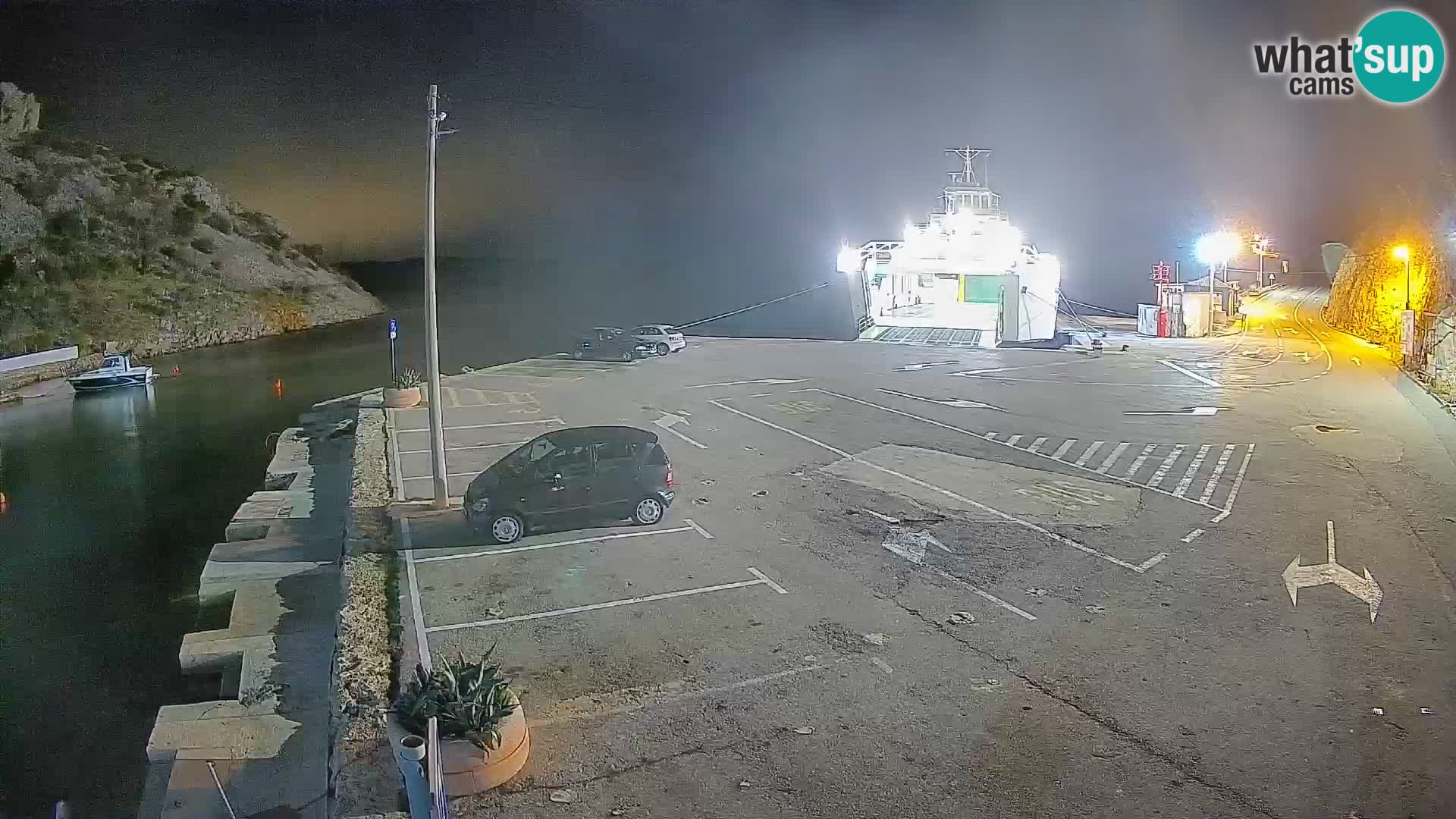 Spletna kamera trajektno pristanišče Prizna – proti otoku Pag