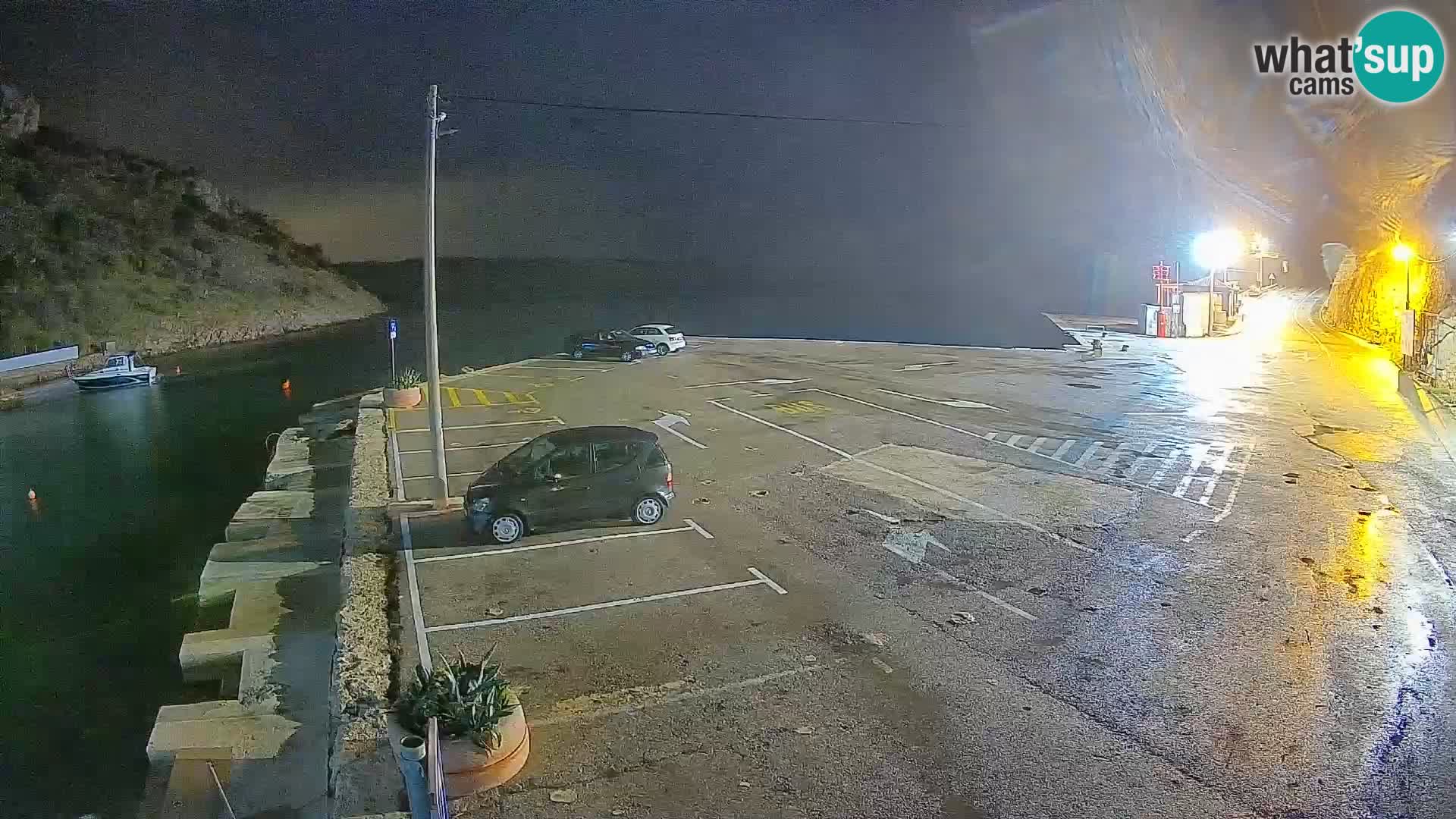 Spletna kamera trajektno pristanišče Prizna – proti otoku Pag