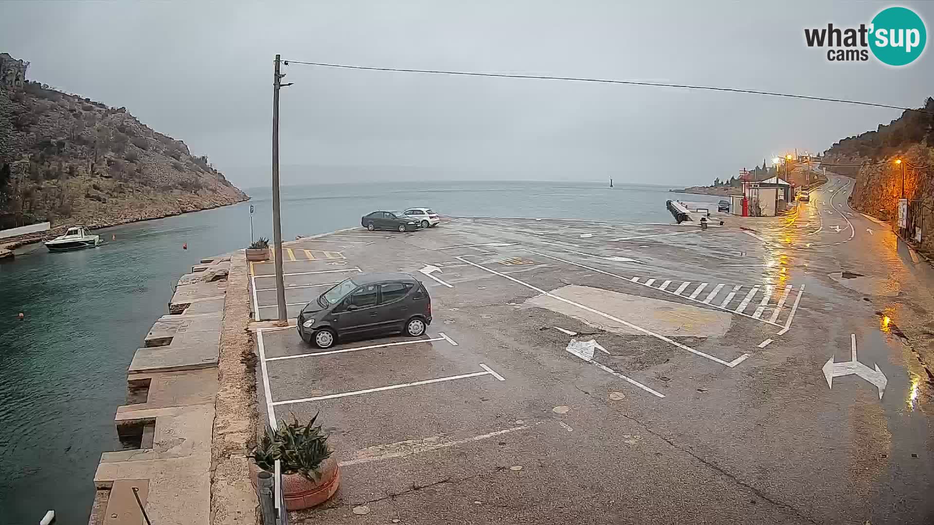 Spletna kamera trajektno pristanišče Prizna – proti otoku Pag