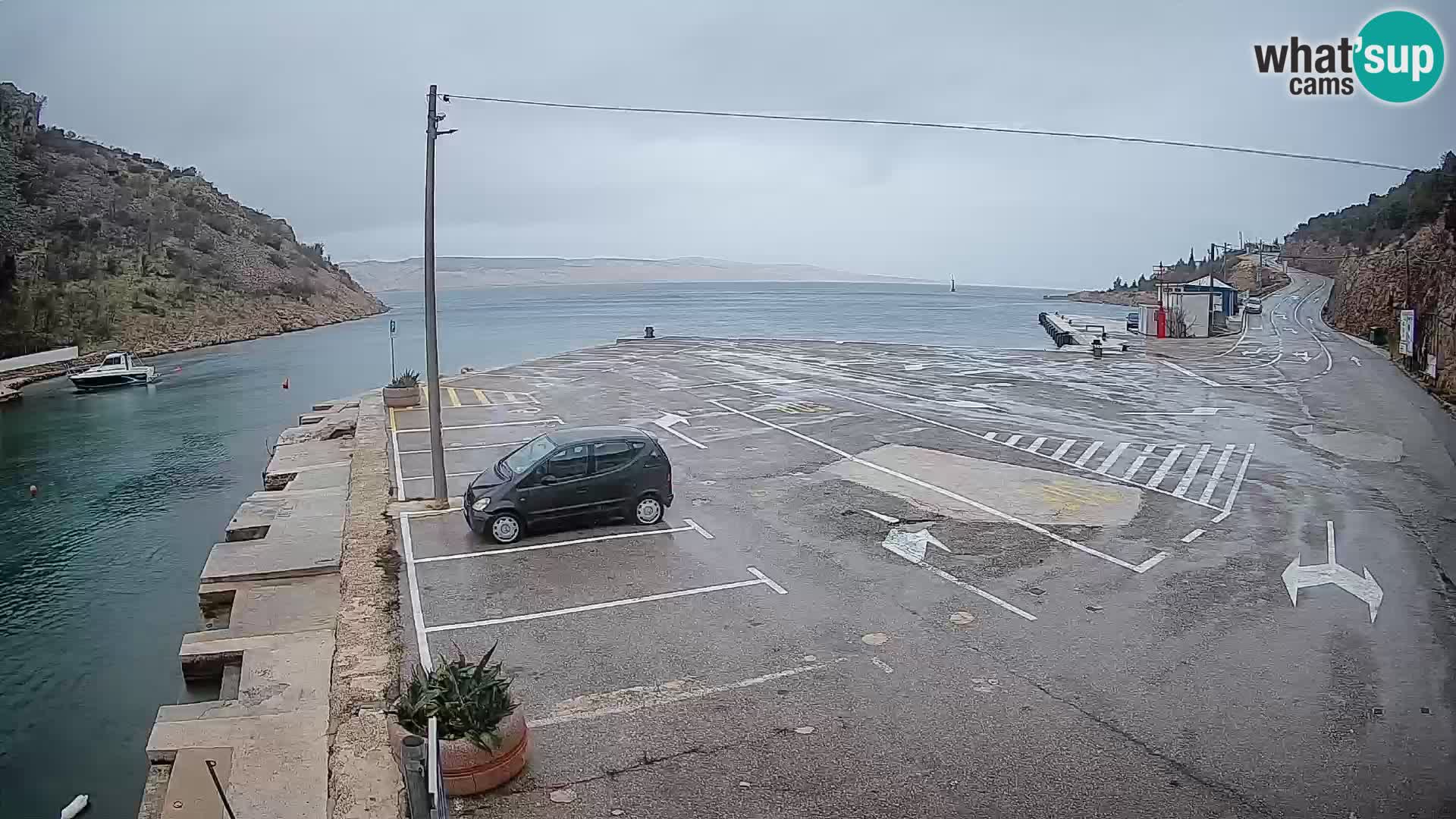 Spletna kamera trajektno pristanišče Prizna – proti otoku Pag