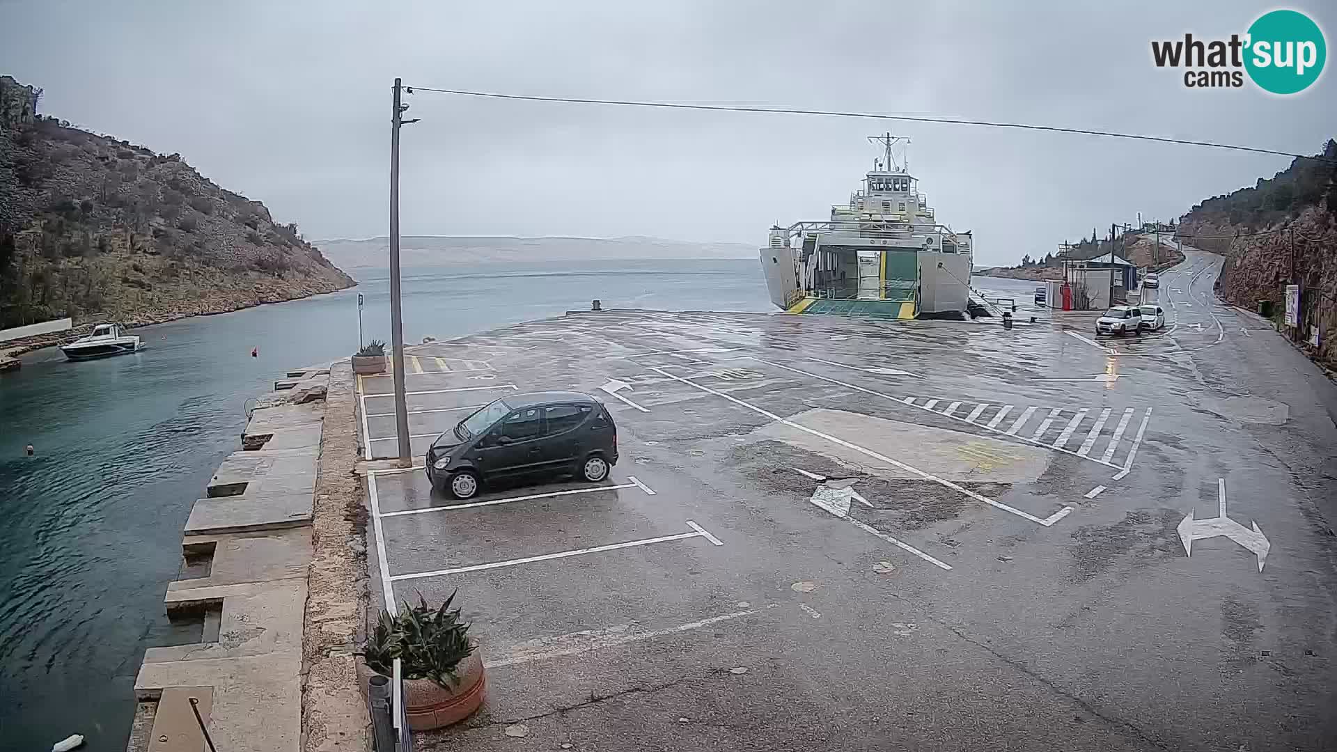 Spletna kamera trajektno pristanišče Prizna – proti otoku Pag