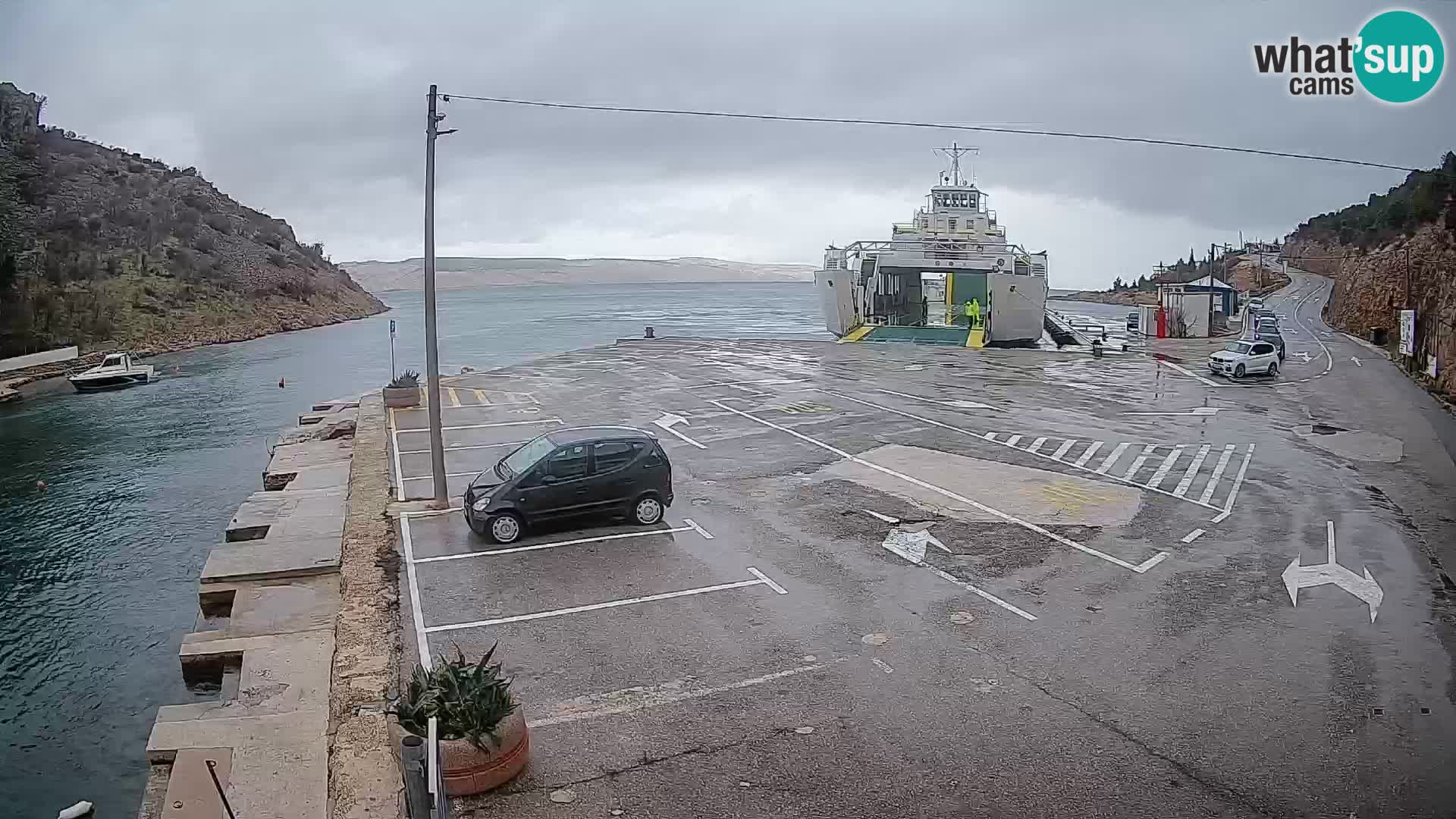 Spletna kamera trajektno pristanišče Prizna – proti otoku Pag