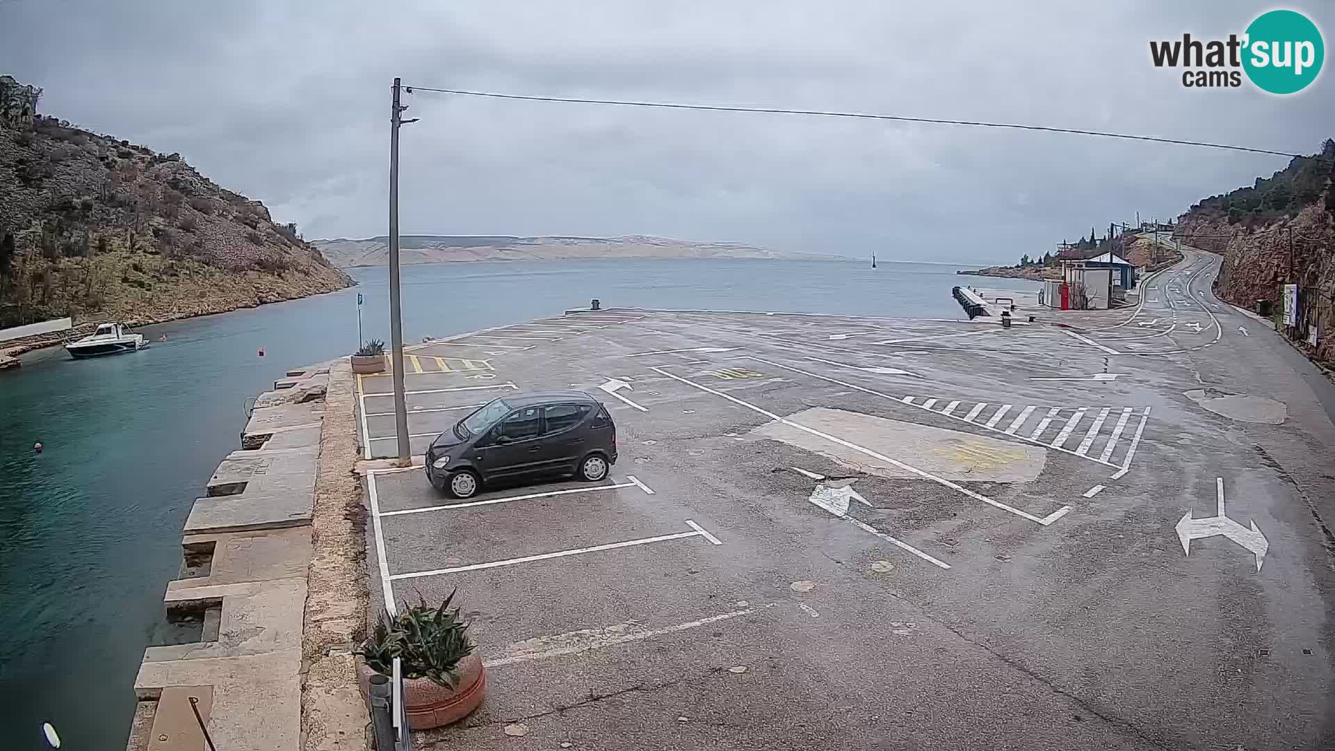 Spletna kamera trajektno pristanišče Prizna – proti otoku Pag